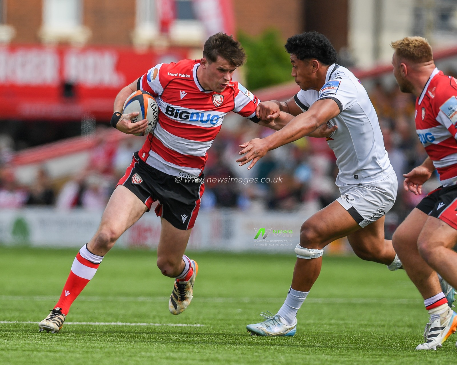 Seb Atkinson of Gloucester Rugby runs the ball towards Gloucesters try line during the Gallagher Premiership match Gloucester vs Exeter at Kingsholm Stadium, Gloucester, United Kingdom on 26 April 2026

(Photo by Alex Williamson/News Images)