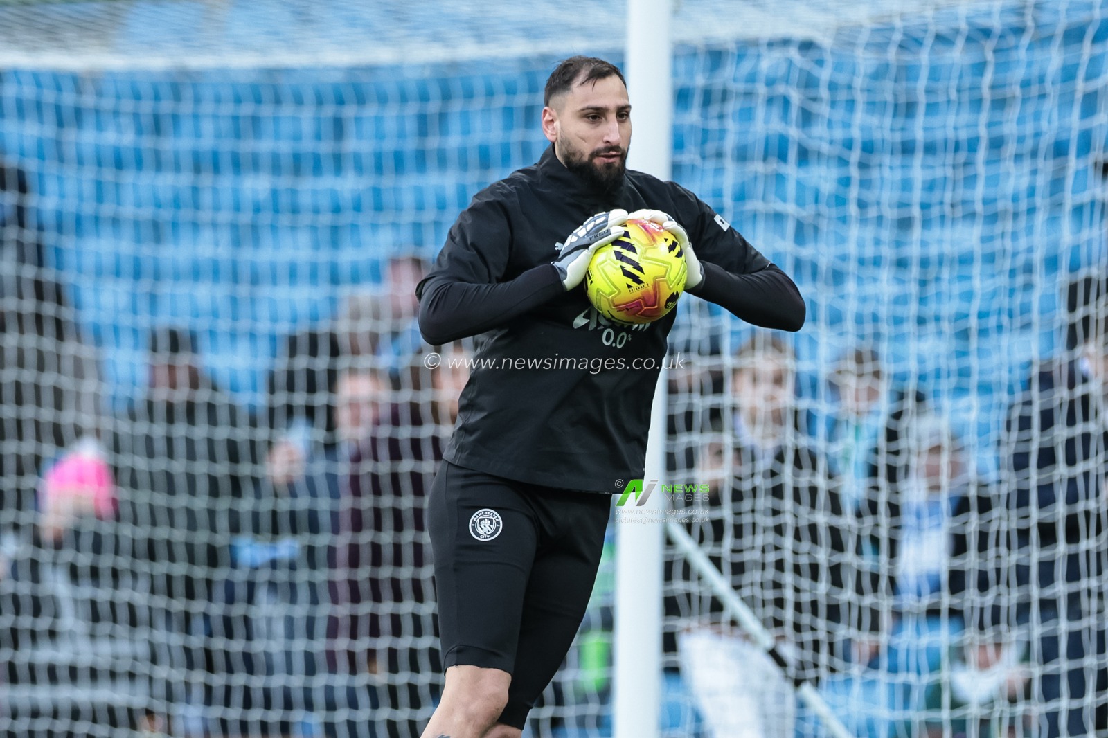 Manchester City goalkeeper Gianluigi Donnarumma in the pregame warmup session during the Premier League match Manchester City vs West Ham United at Etihad Stadium, Manchester, United Kingdom, 20th December 2025

(Photo by Mark Cosgrove/News Images)

*** GER AUT SUI OUT ***