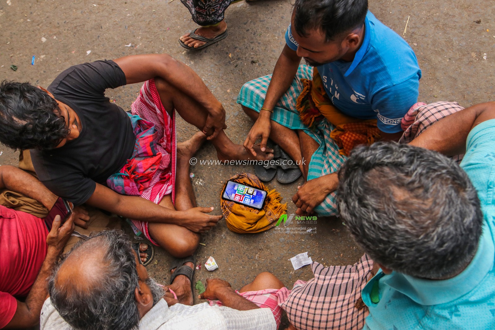 Daily base Labourers playing 'Ludo Game a smart phone" at a wholesale vegetable market in Kolkata,India on February 18,2025,Pictures by Debajyoti Chakraborty.
(Photo: Debajyoti Chakraborty/News Images)