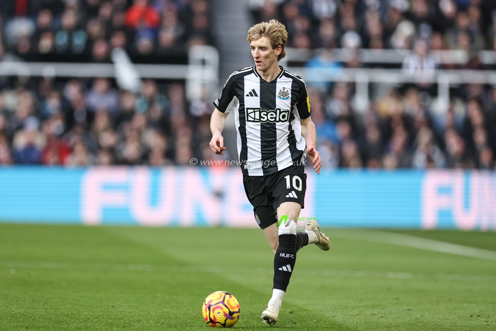 Anthony Gordon of Newcastle United breaks with the ball during the Premier League match Newcastle United vs Bournemouth at St. James's Park, Newcastle, United Kingdom, 18th January 2025

(Photo by Mark Cosgrove/News Images)
