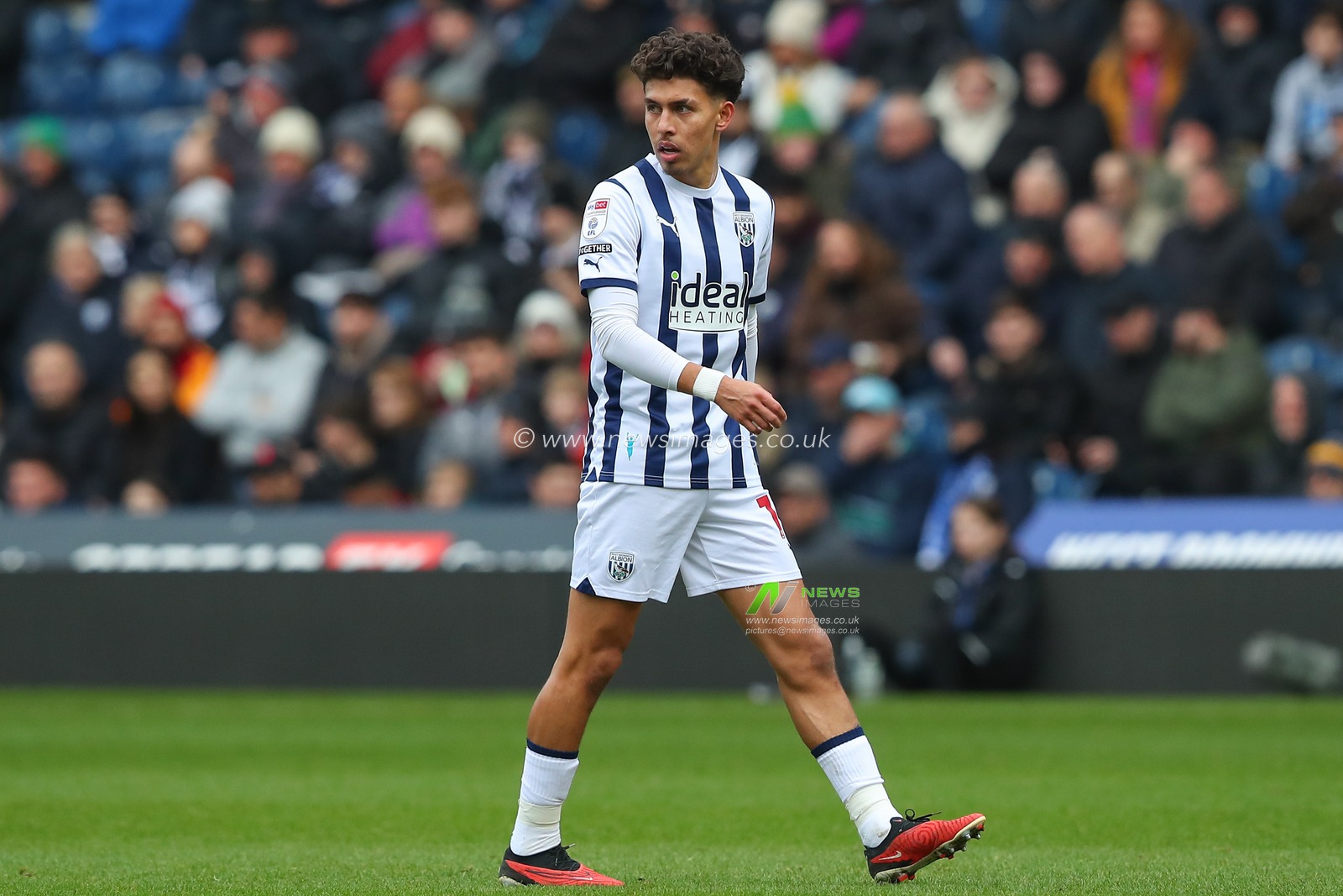 Jeremy Sarmiento #17 of West Bromwich Albion during the Sky Bet Championship match West Bromwich Albion vs Stoke City at The Hawthorns, West Bromwich, United Kingdom, 17th December 2023

(Photo by Gareth Evans/News Images)