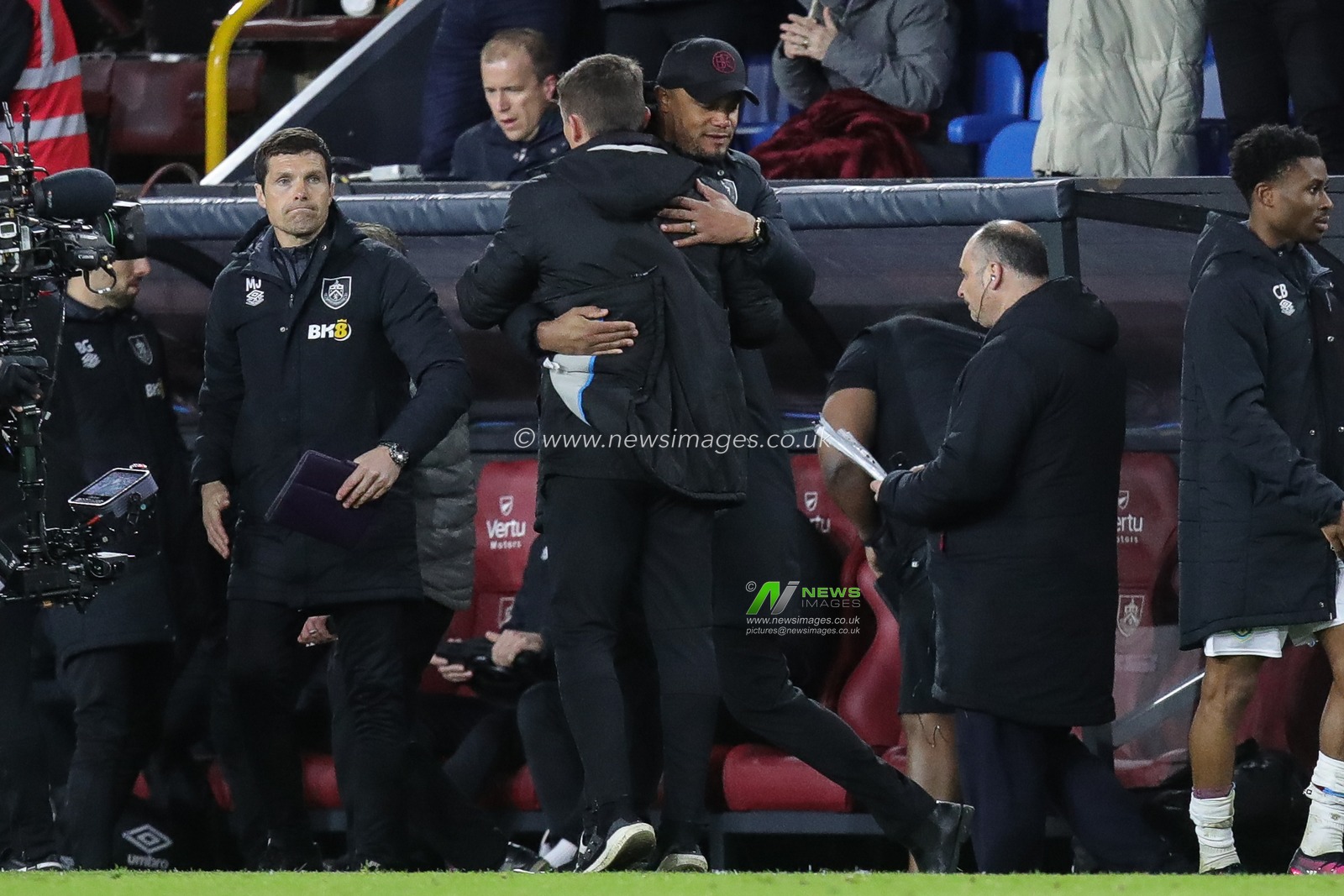 Vincent Kompany manager of Burnley hugs Paul Heckingbottom manager of Sheffield United after the Sky Bet Championship match Burnley vs Sheffield United at Turf Moor, Burnley, United Kingdom, 10th April 2023

(Photo by James Heaton/News Images)