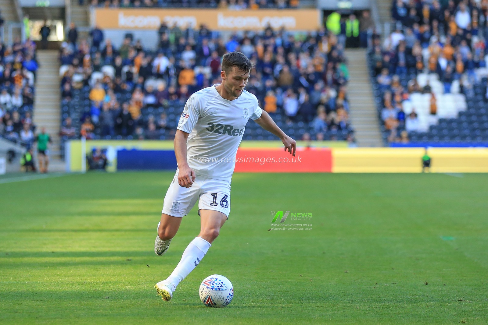 29th September 2018, KCOM Stadium, Hull , England; Sky Bet Championship, Hull City v Middlesbrough ; Jonny Howson (16) of Middlesbrough crosses the ball 

Credit:   Mark Cosgrove/News Images

English Football League images are subject to DataCo Licence