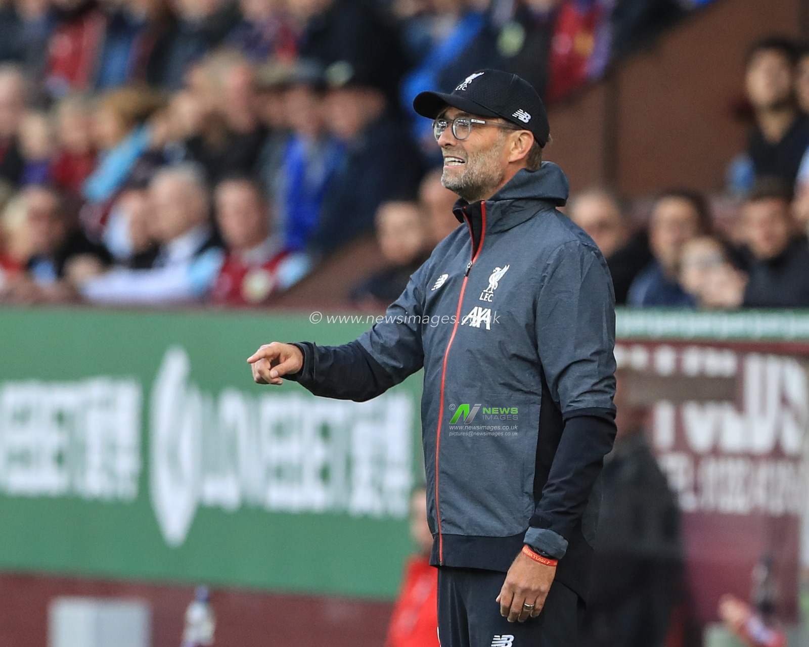 31st August 2019, Turf Moor, Burnley, England ; Premier League Football, Burnley vs Liverpool : Jurgen Klopp manager of Liverpool gives his team instructions 

Credit: Mark Cosgrove/News Images

English Football League images are subject to DataCo Licence