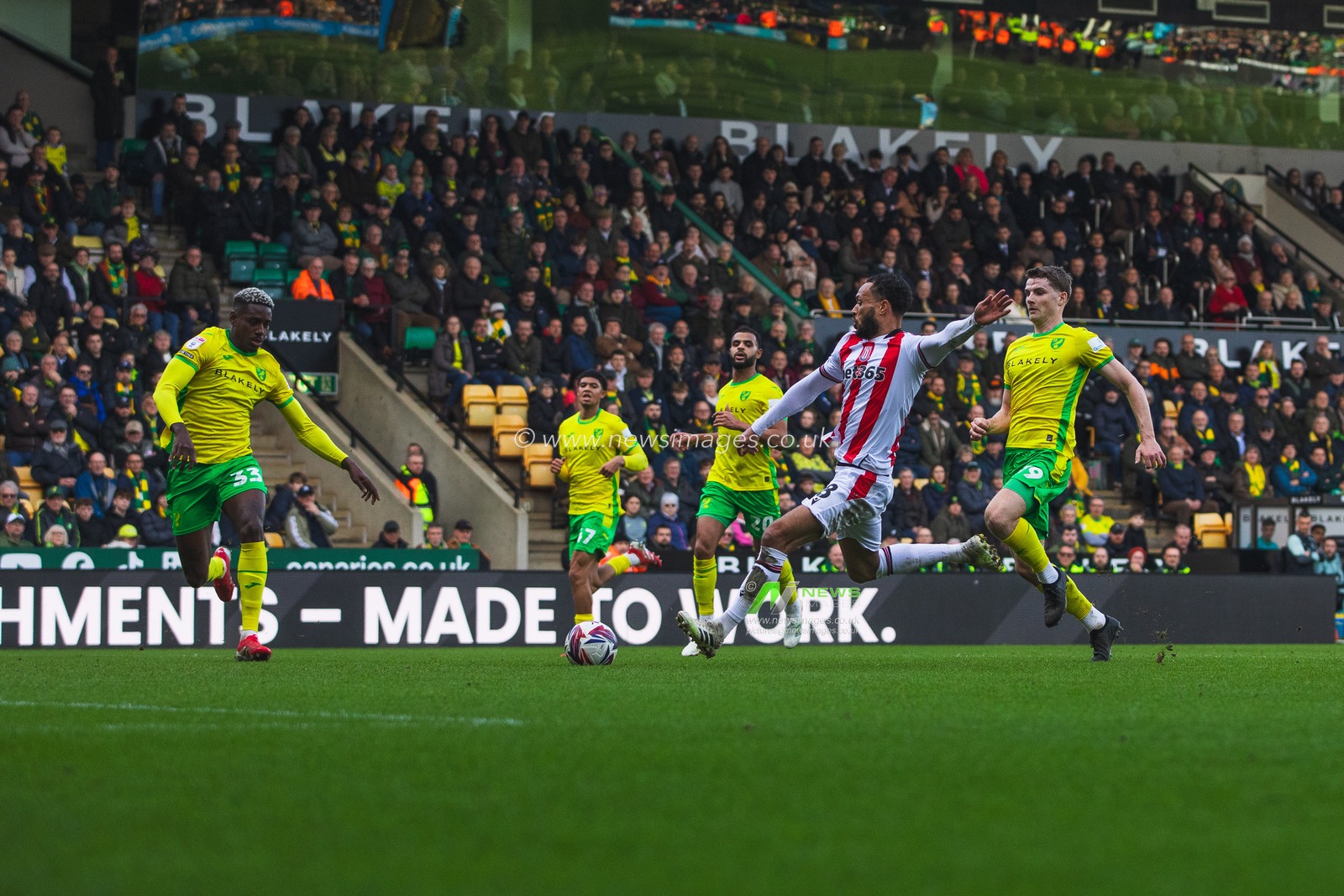 Lewis Baker of Stoke City shoots and scores Stokes first goal during the Sky Bet Championship match Norwich City vs Stoke City at Carrow Road, Norwich, United Kingdom, 22nd February 2025

(Photo by Craig Evans/News Images)