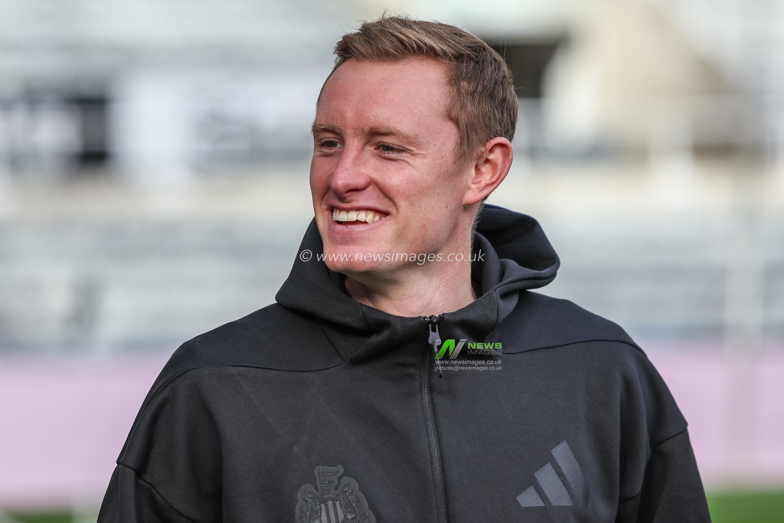 Sean Longstaff of Newcastle United arrives during the Premier League match Newcastle United vs Brighton and Hove Albion at St. James's Park, Newcastle, United Kingdom, 19th October 2024

(Photo by Mark Cosgrove/News Images)