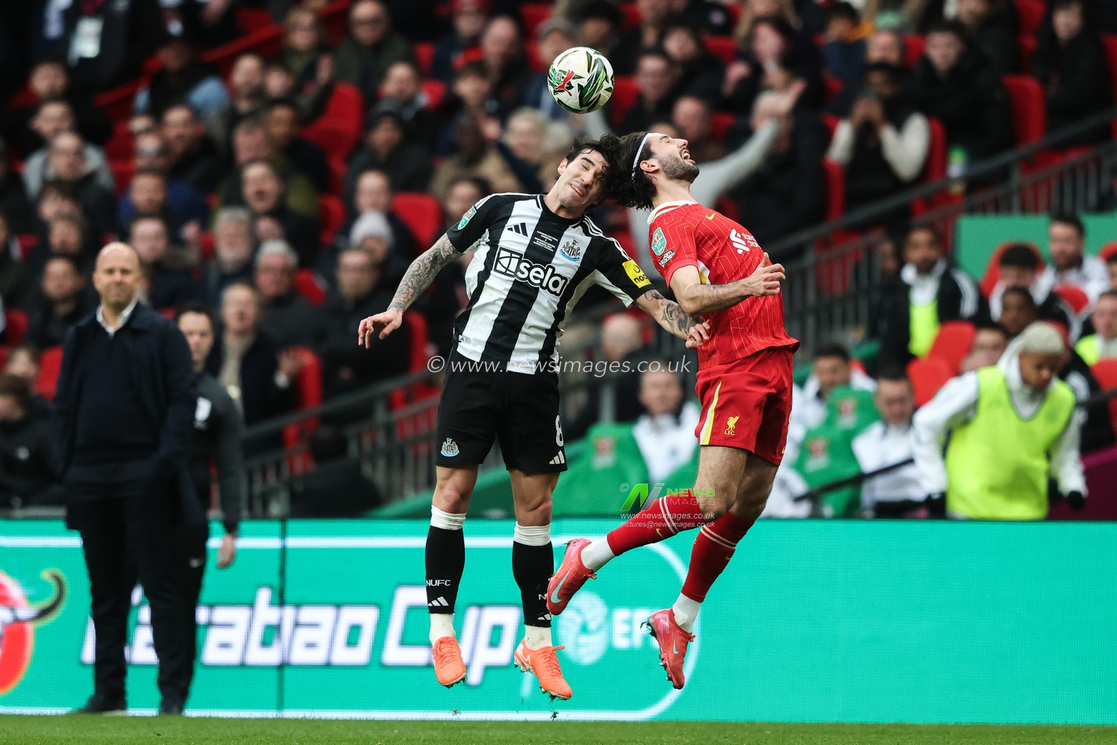 Sandro Tonali of Newcastle United and Dominik Szoboszlai of Liverpool clash heads during the Carabao Cup Final match Liverpool vs Newcastle United at Wembley Stadium , London, United Kingdom, 16th March 2025

(Photo by Alfie Cosgrove/News Images)