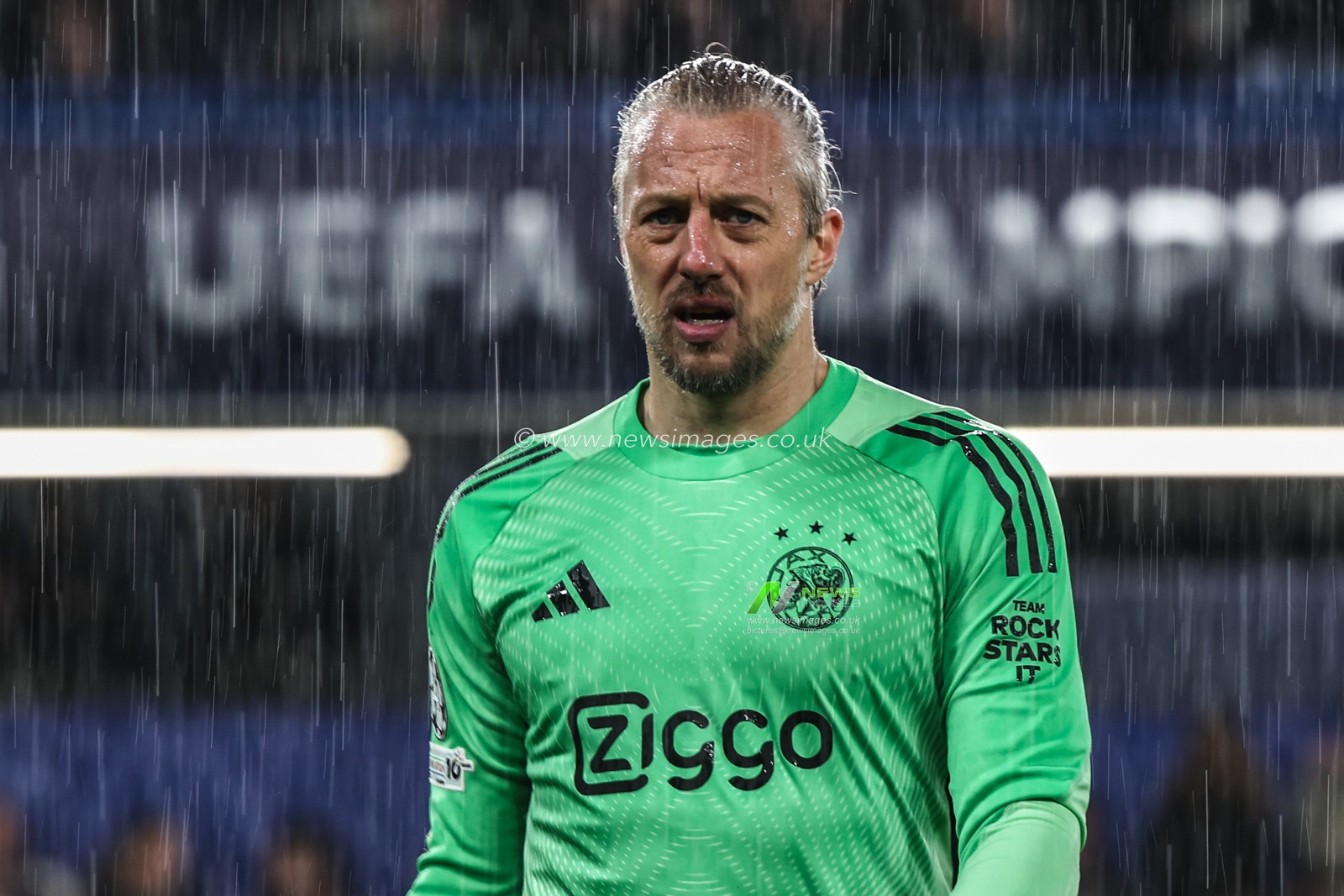 Ajax goalkeeper Remko Pasveerduring the UEFA Champions League Matchday 3 of 8 Chelsea vs Ajax at Stamford Bridge, London, United Kingdom, 22nd October 2025

(Photo by Alfie Cosgrove/News Images)