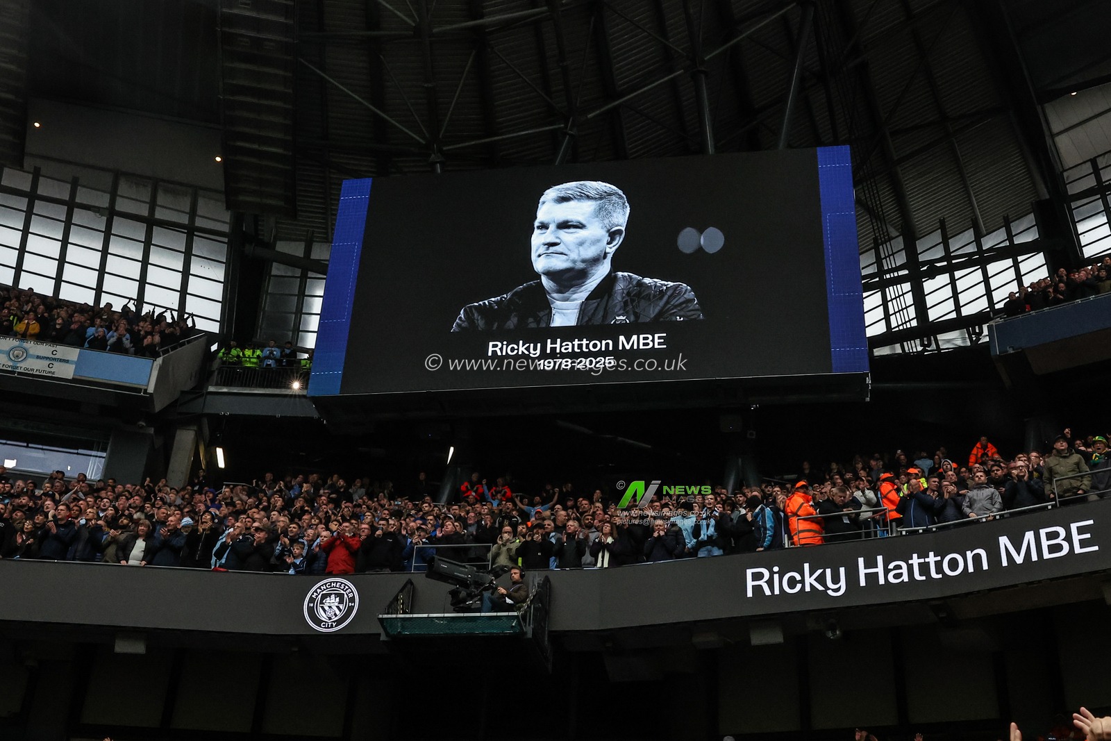 The players, fans and officials pay their respects to Ricky Hatton MBE during the Premier League match Manchester City vs Manchester United at Etihad Stadium, Manchester, United Kingdom, 14th September 2025

(Photo by Mark Cosgrove/News Images)