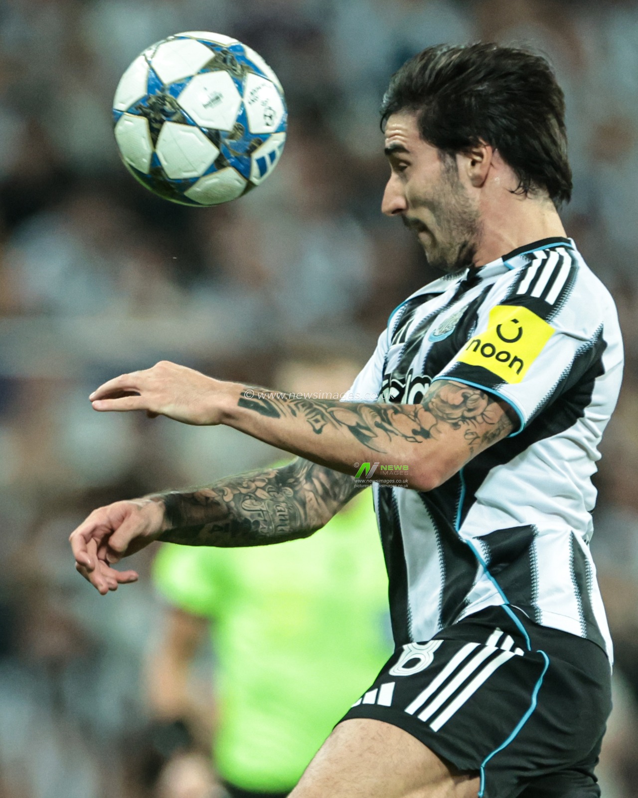 Sandro Tonali of Newcastle Untied heads the ball during the UEFA Champions League 2025/26 Phase MD1 Newcastle United vs Barcelona at St James's Park, Newcastle, United Kingdom, 18th September 2025

(Photo by Mark Cosgrove/News Images)