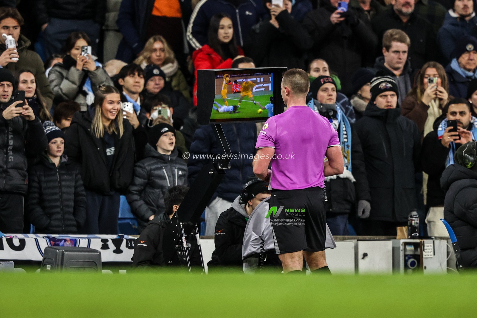 Referee Thomas Bramall checks the screen for a possible penalty during the Premier League match Manchester City vs Brighton and Hove Albion at Etihad Stadium, Manchester, United Kingdom, 7th January 2026

(Photo by Alfie Cosgrove/News Images)

*** GER AUT SUI OUT ***
