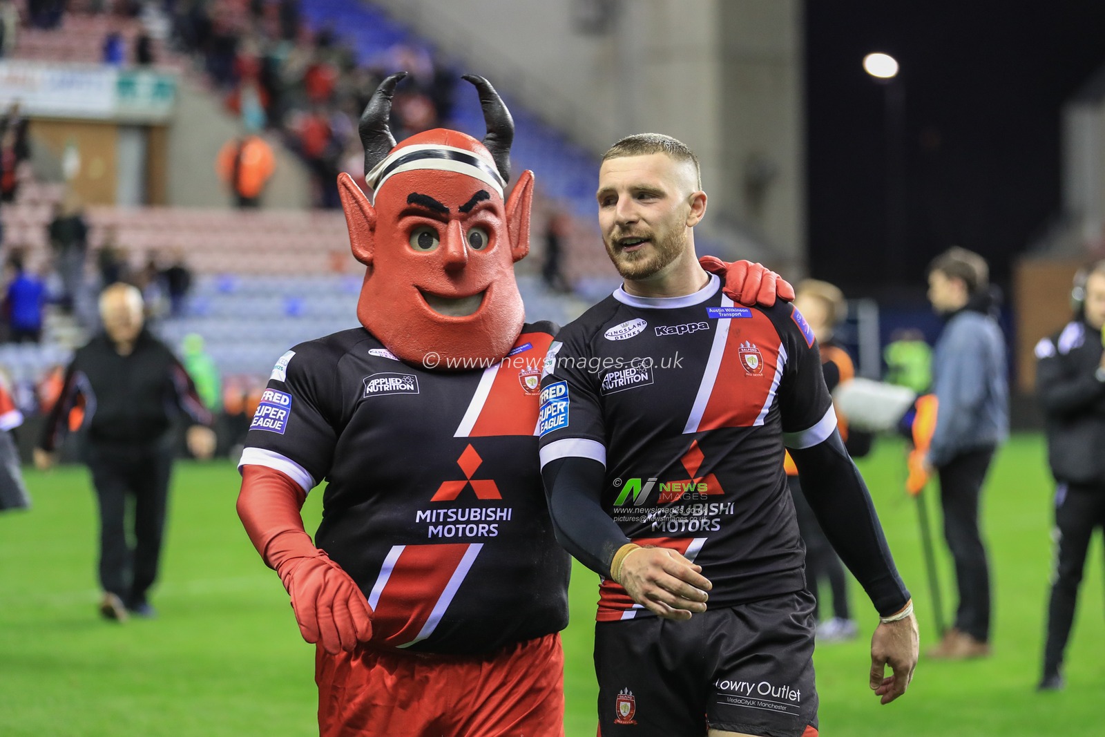 4th October 2019, DW Stadium, Wigan, England; Betfred Super League Semi Final, Wigan Warriors v Salford Red Devils : Jackson Hastings (31) of Salford Red Devils celebrates Salfords win as the go through to the Grand Final 

Credit: Mark Cosgrove/News Images