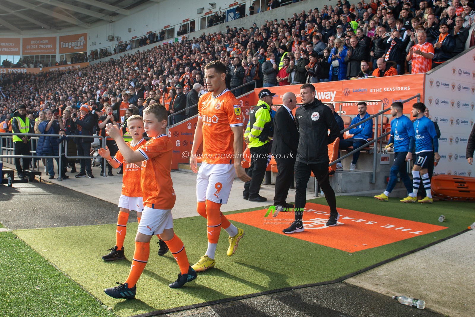 Jerry Yates #9 of Blackpool comes onto the field with mascots during the Sky Bet Championship match Blackpool vs Preston North End at Bloomfield Road, Blackpool, United Kingdom, 22nd October 2022

(Photo by Craig Thomas/News Images)