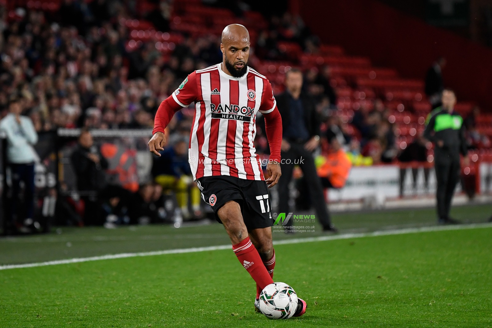 David McGoldrick #17 of Sheffield United runs forward with the ball