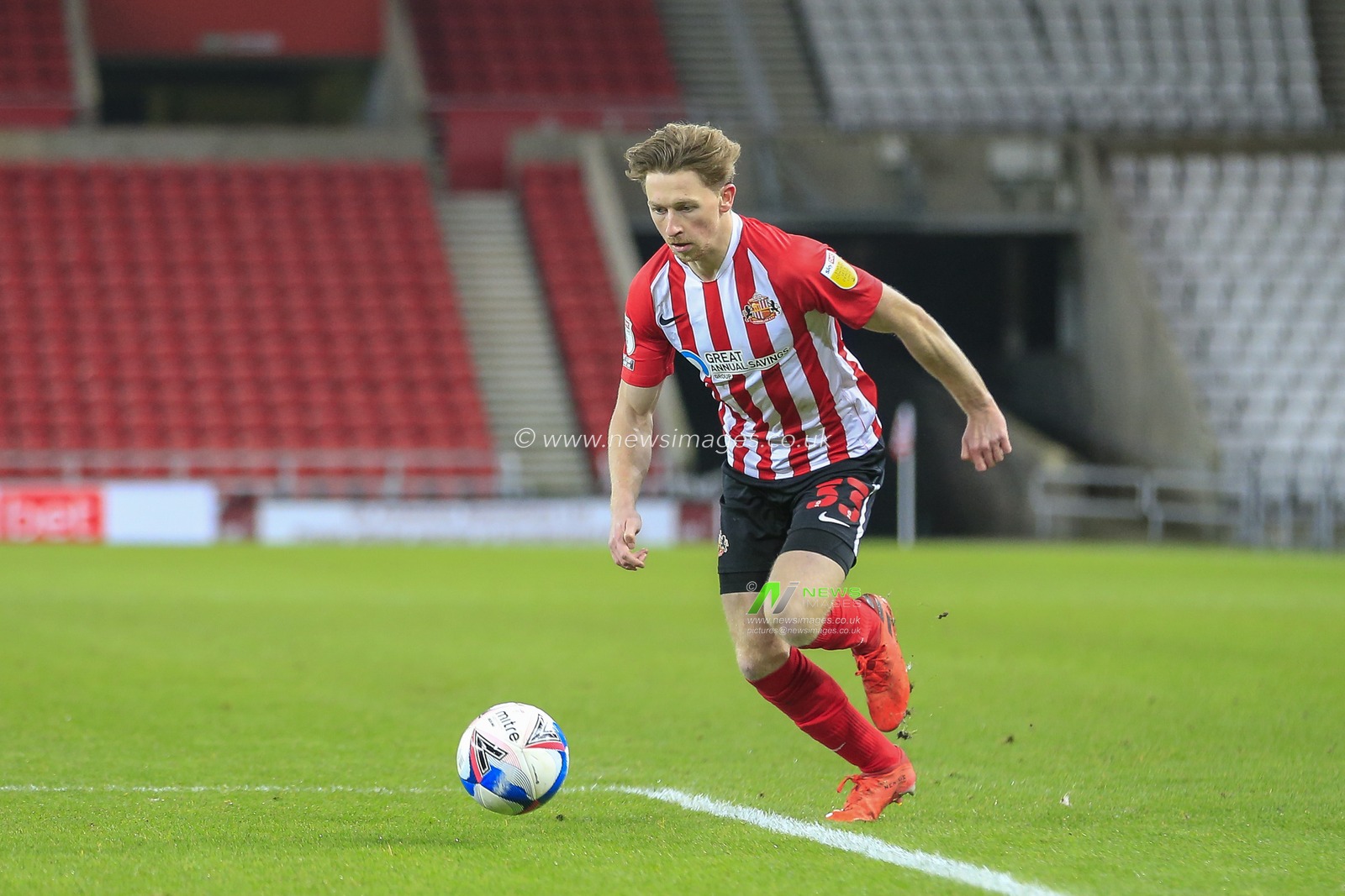 Denver Hume #33 of Sunderland in possession of the ball
