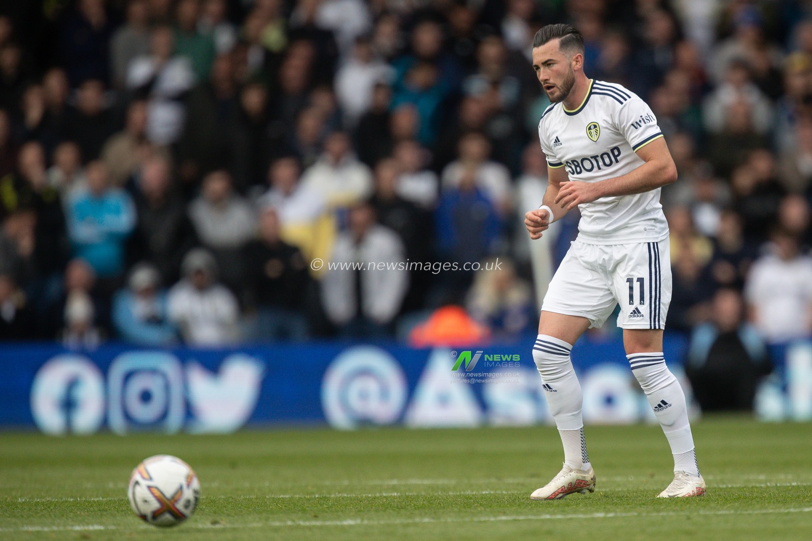 Jack Harrison #11 of Leeds United passes the ball during the Premier League match Leeds United vs Arsenal at Elland Road, Leeds, United Kingdom, 16th October 2022

(Photo by James Heaton/News Images)