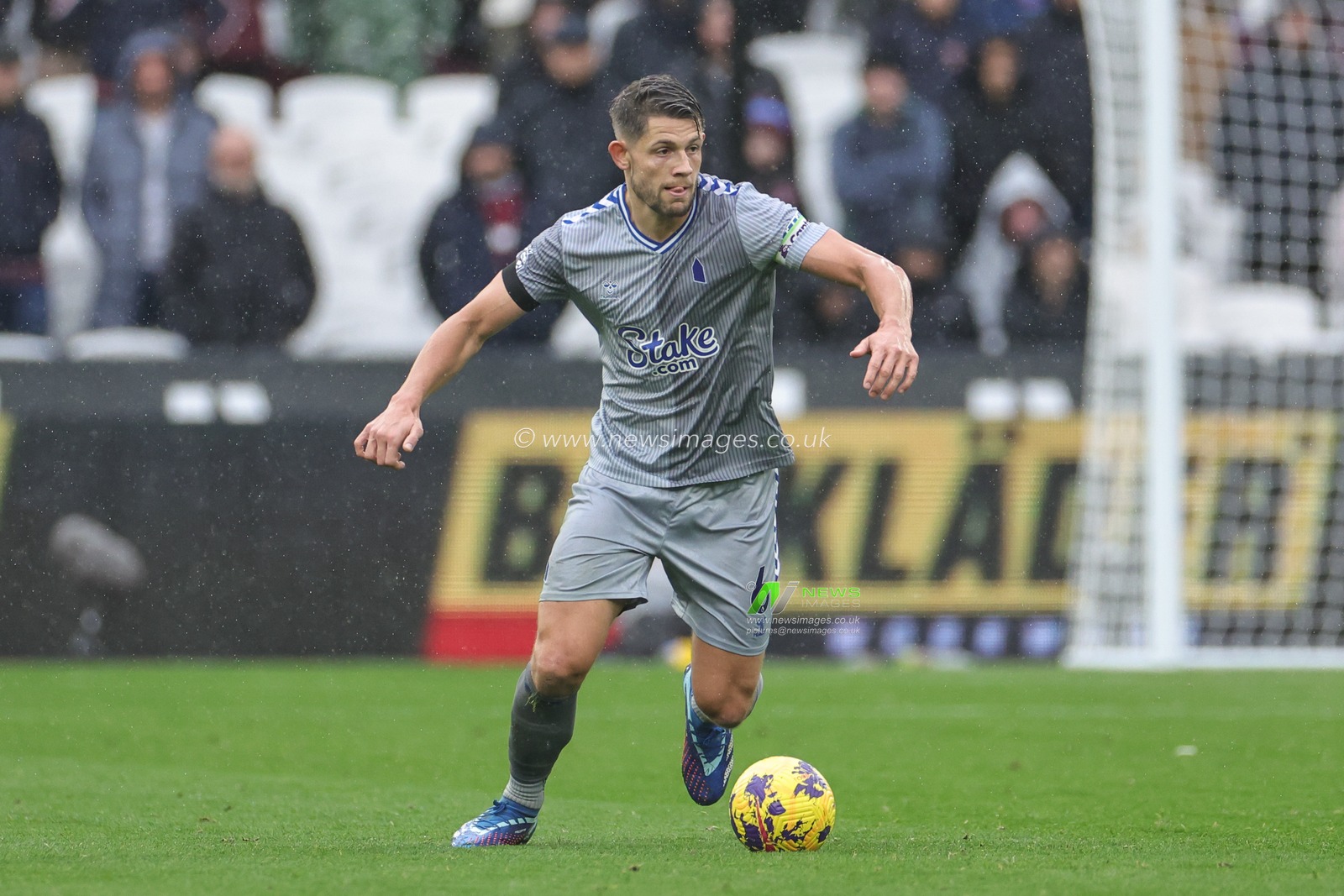 James Tarkowski #6 of Everton breaks with the ball during the Premier League match West Ham United vs Everton at London Stadium, London, United Kingdom, 29th October 2023

(Photo by Mark Cosgrove/News Images)