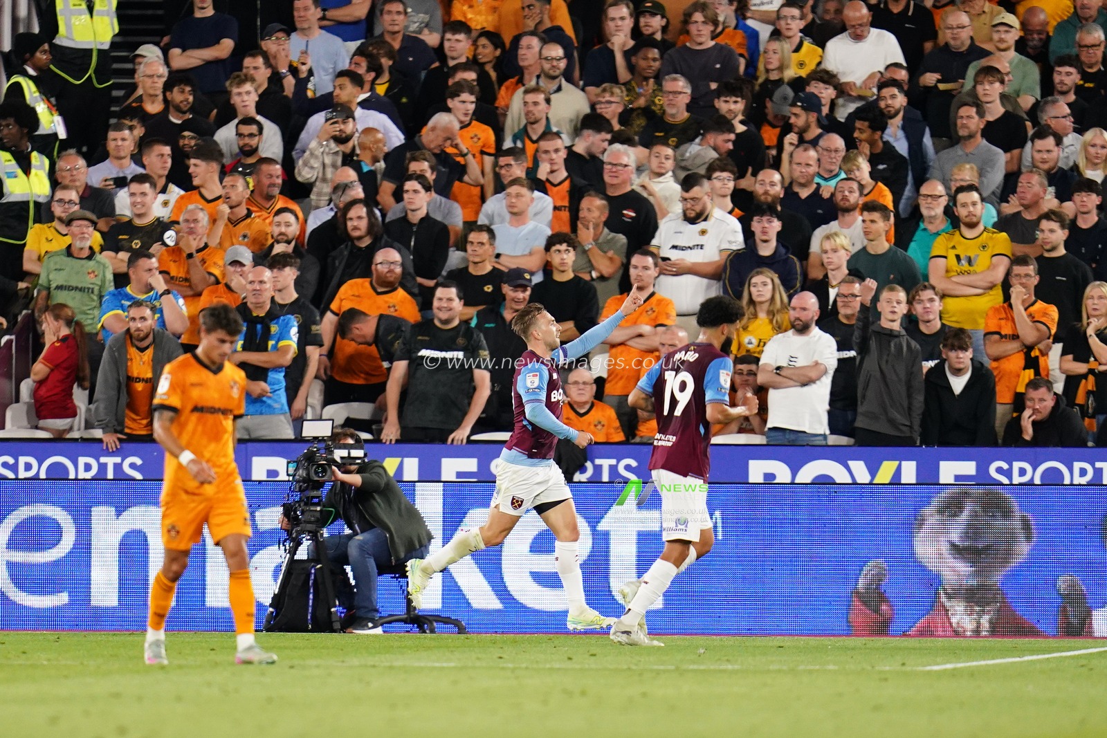 Jarrod Bowen of West Ham United celebrates goal to make it 2-0 during the Sky Bet Championship match West Ham United vs Wolverhampton Wanderers at London Stadium, London, United Kingdom on 01 September 2026

(Photo by Harvey Murphy/News Images)