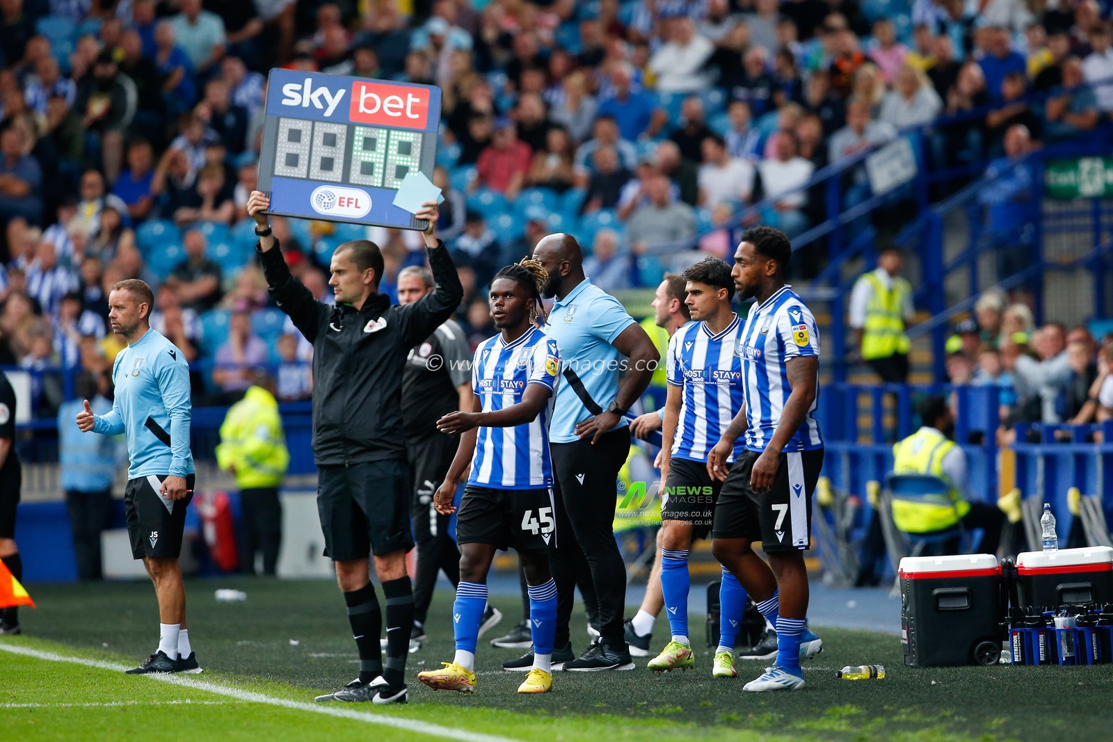 Darren Moore manager of Sheffield Wednesday makes a triple substitution during the Sky Bet League 1 match Sheffield Wednesday vs Barnsley at Hillsborough, Sheffield, United Kingdom, 3rd September 2022

(Photo by Ben Early/News Images)