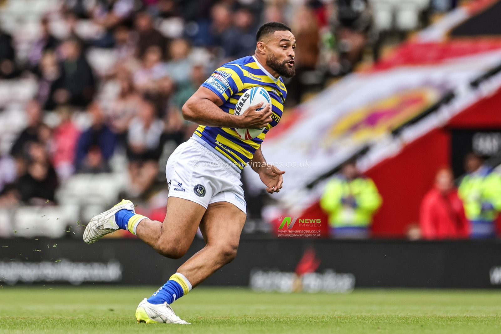 Toafofoa Sipley of Warrington Wolves breaks with the ball during the Betfred Super League round 20 match Leigh Leopards vs Warrington Wolves at Leigh Sports Village, Leigh, United Kingdom on 25 July 2026

(Photo by Alfie Cosgrove/News Images)
