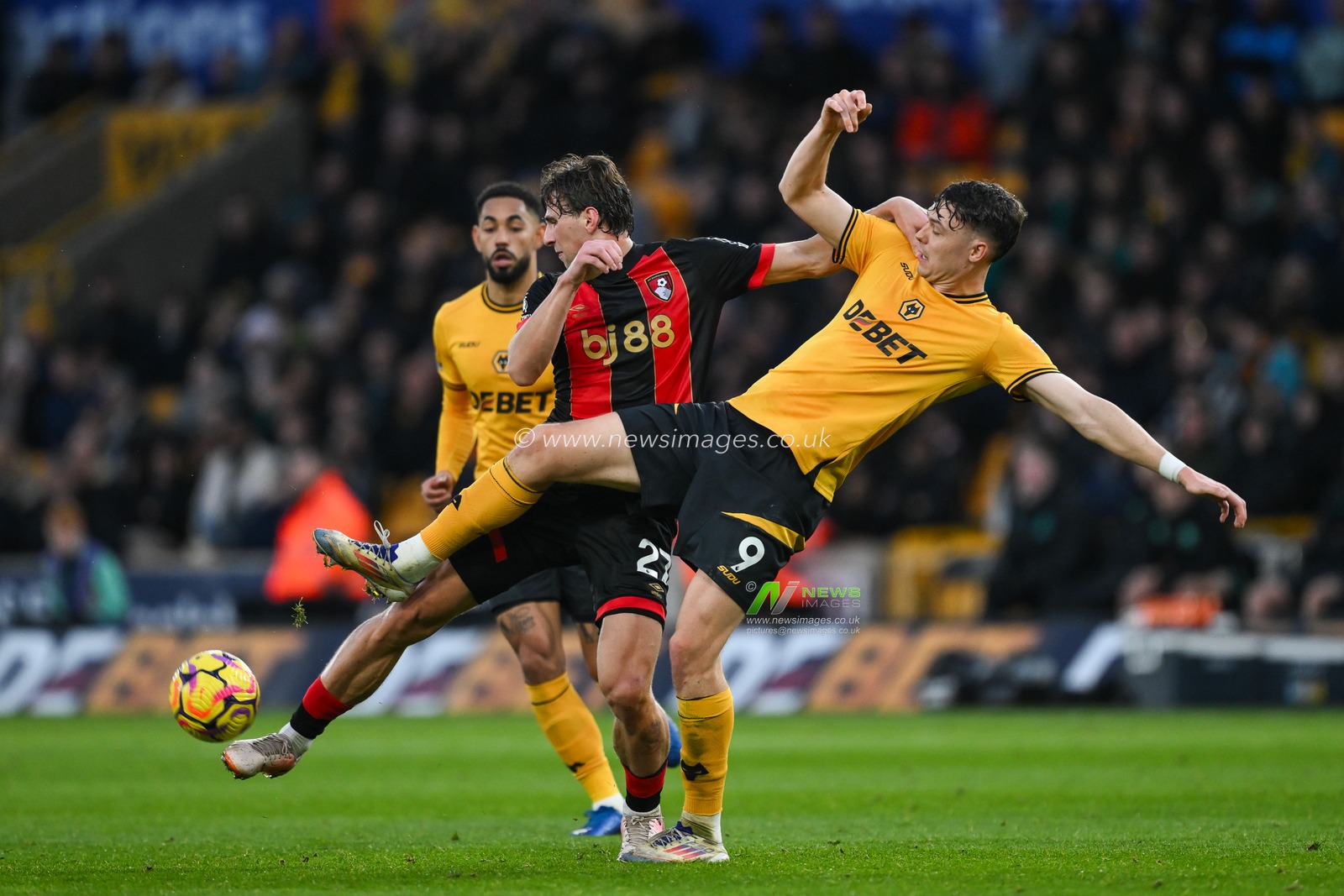 Illya Zabarnyi of Bournemouth and JÃ¶rgen Strand Larsen of Wolverhampton Wanderers battles for the ball during the Premier League match Wolverhampton Wanderers vs Bournemouth at Molineux, Wolverhampton, United Kingdom, 30th November 2024

(Photo by Craig Thomas/News Images)