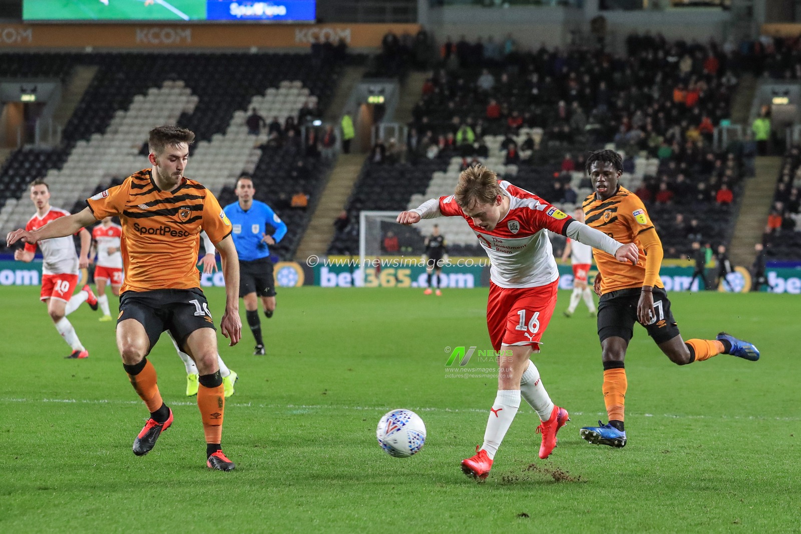 26th February 2020, KC Stadium, Kingston upon Hull, England; Sky Bet Championship, Hull City v Barnsley : Luke Thomas (16) of Barnsley with a soft shot on goal, George Long (1) of Hull FC makes a easy save