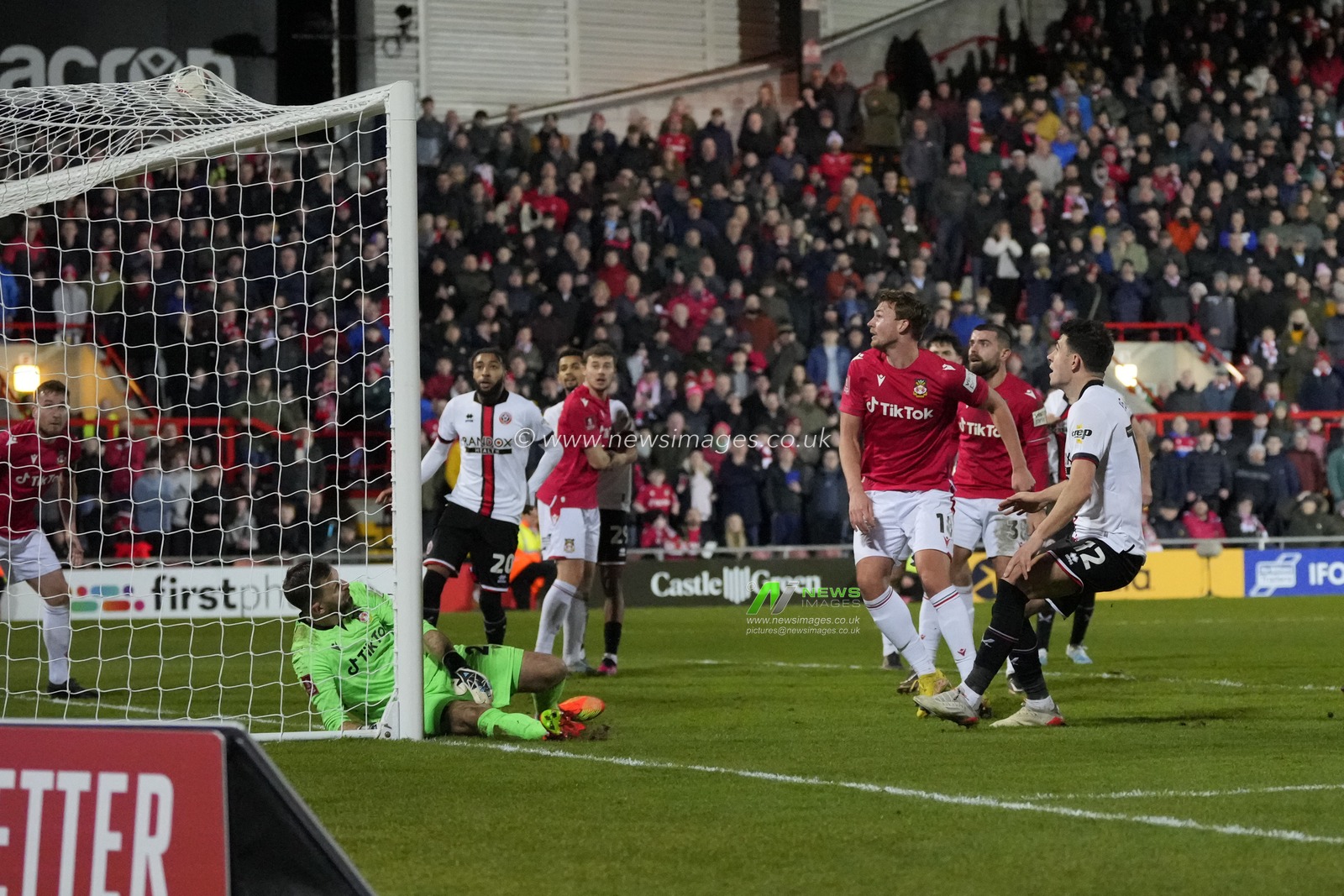 John Egan #12 of Sheffield United scores to make it 3-3 during the Emirates FA Cup fourth round match Wrexham vs Sheffield United at The Racecourse Ground, Wrexham, United Kingdom, 29th January 2023

(Photo by Steve Flynn/News Images)