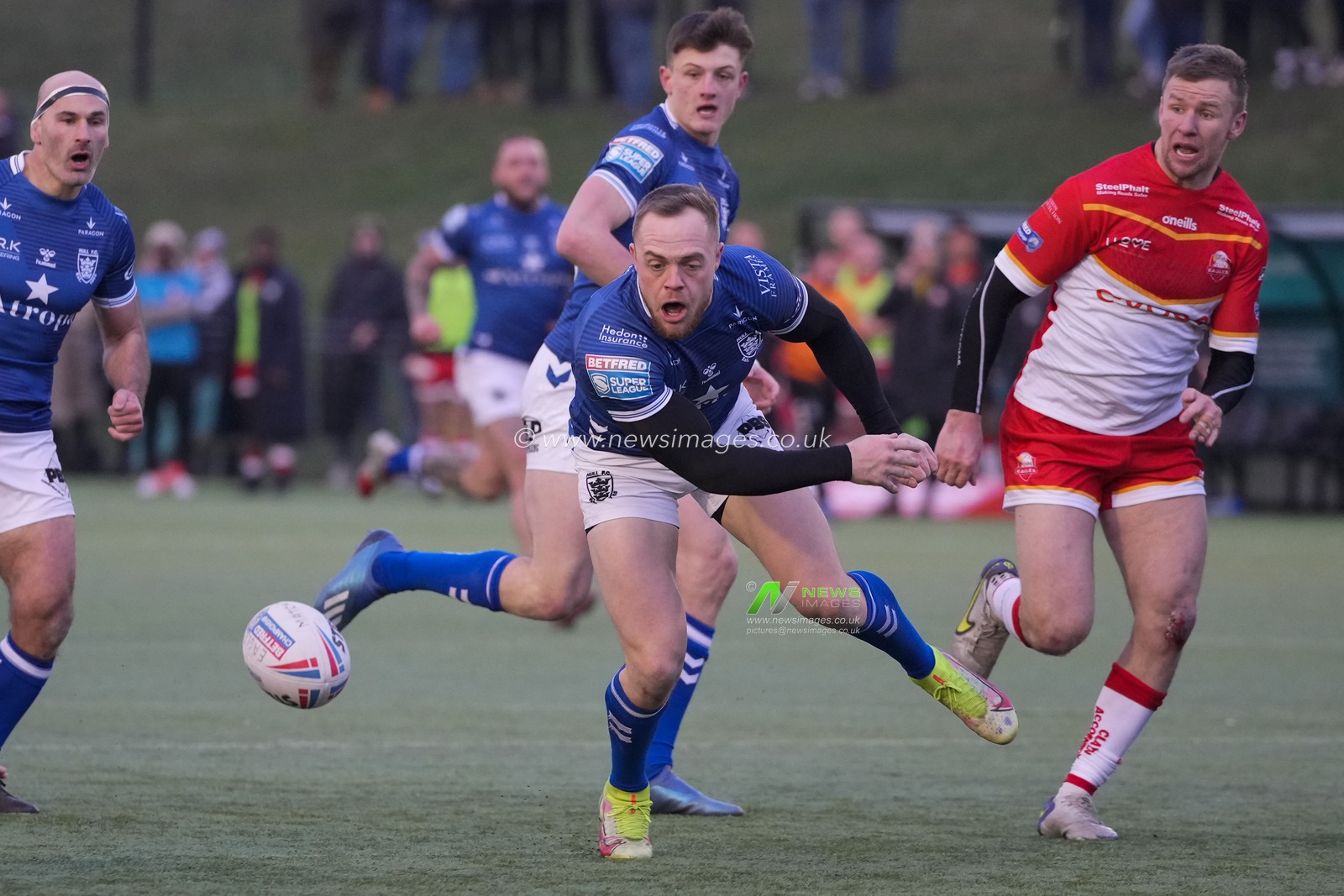 Adam Swift #2 of Hull FC juggles the ball during the Rugby League Pre Season match Sheffield Eagles vs Hull FC at Sheffield Olympic Legacy Park, Sheffield, United Kingdom, 22nd January 2023

(Photo by Steve Flynn/News Images)