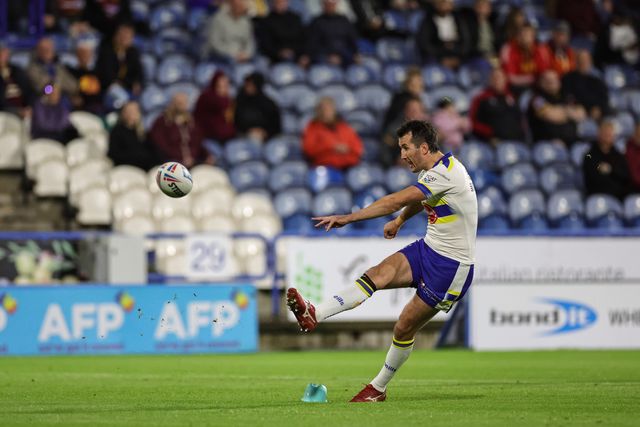 Stefan Ratchford #4 of Warrington Wolves converts for a goal during the Betfred Super League Round 27 match Huddersfield Giants vs Warrington Wolves at John Smith's Stadium, Huddersfield, United Kingdom, 22nd September 2023

(Photo by Mark Cosgrove/News Images)