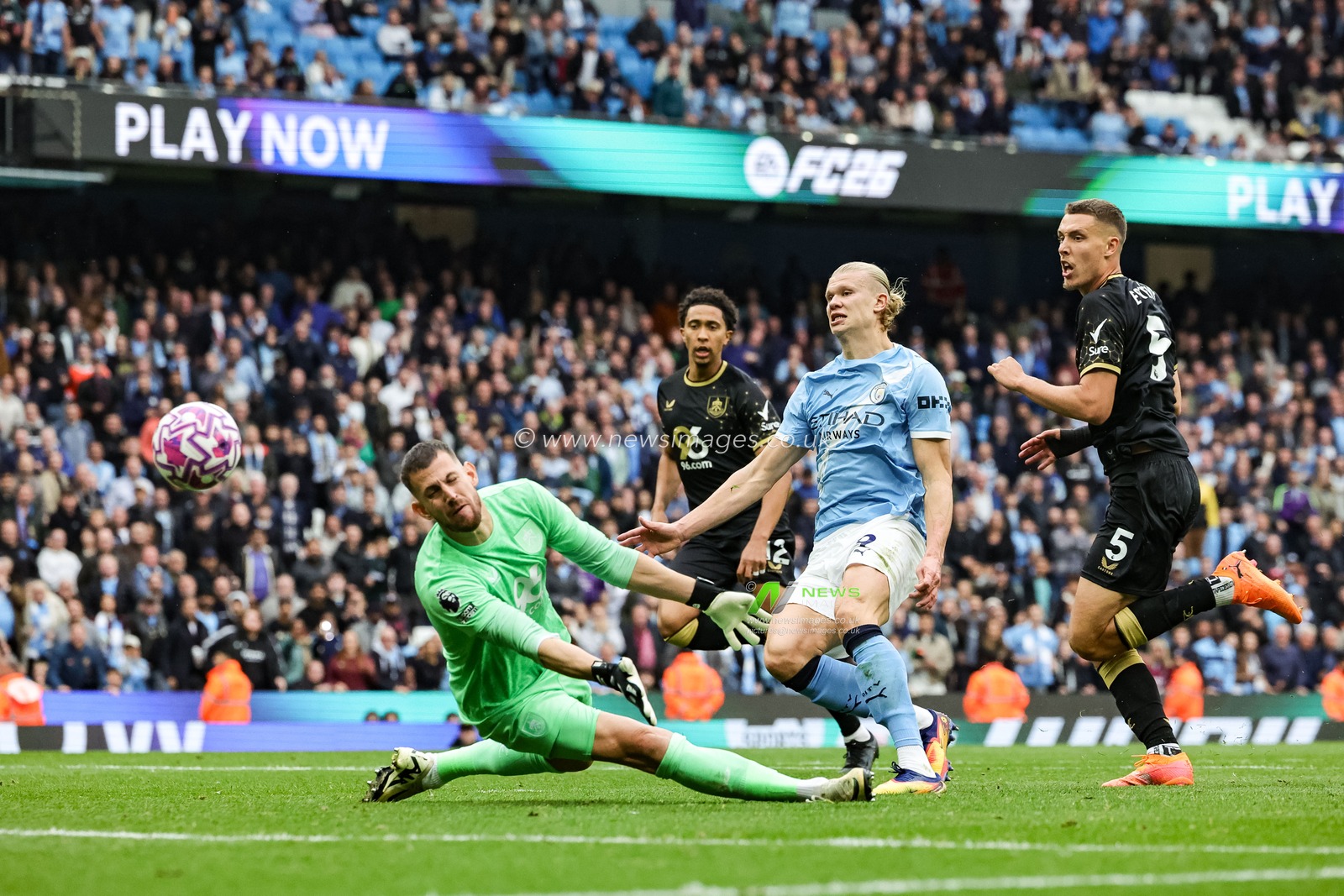 Erling Haaland of Manchester City scores to make it 5-1 during the Premier League match Manchester City vs Burnley at Etihad Stadium, Manchester, United Kingdom, 27th September 2025

(Photo by Mark Cosgrove/News Images)