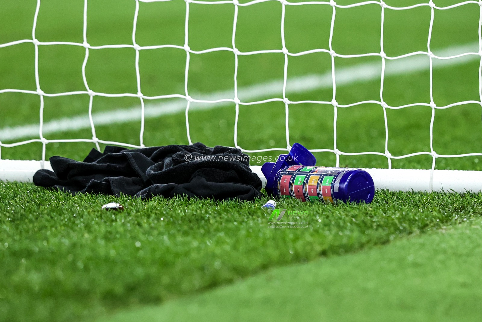 The bottle of Everton goalkeeper Jordan Pickford displays the chances of each players penalties during the Premier League match Everton vs Newcastle United at Hill Dickinson Stadium, Liverpool, United Kingdom, 29th November 2025

(Photo by Alfie Cosgrove/News Images)

*** GER AUT SUI OUT ***