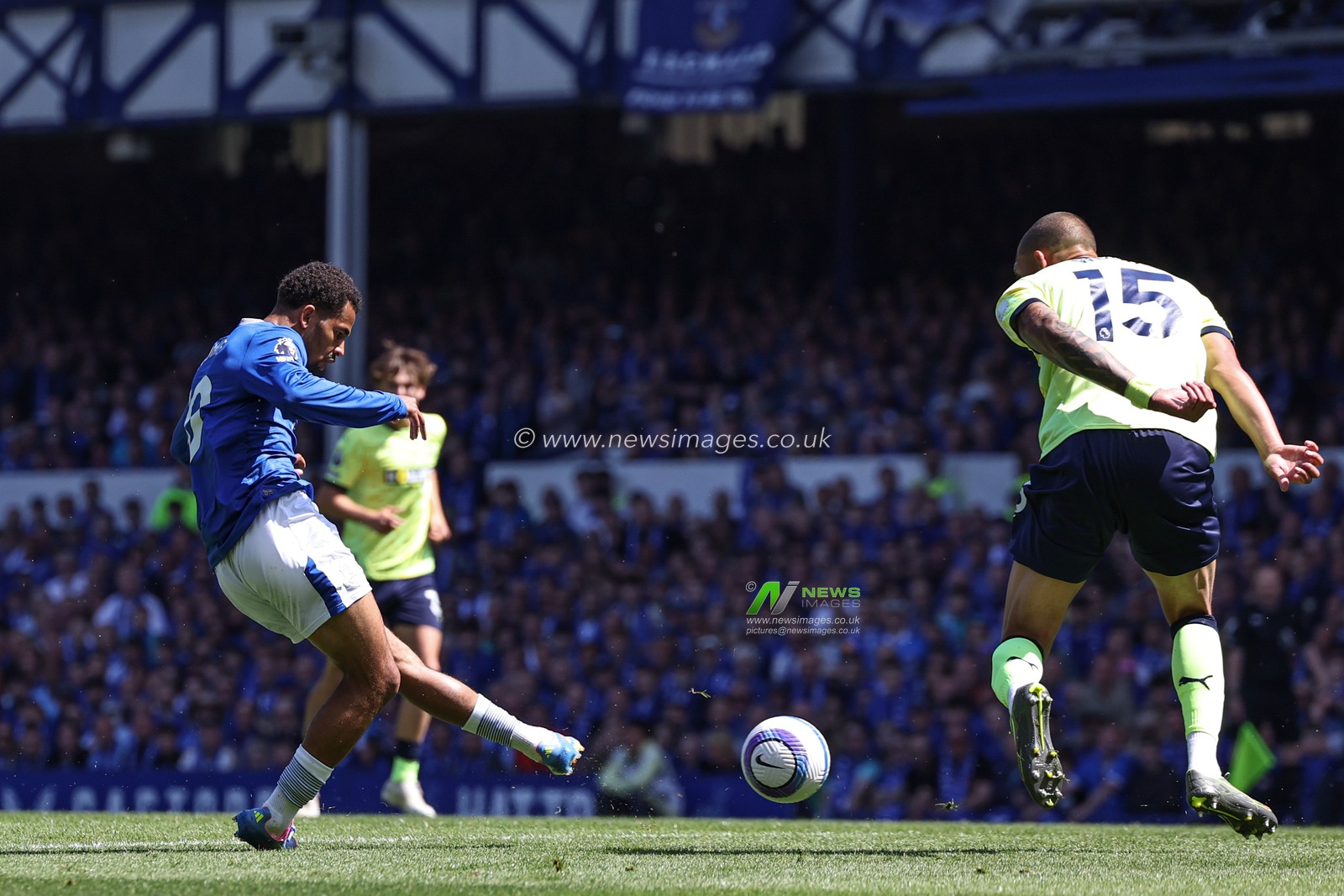 Iliman Ndiaye of Everton shoots and scores to make it 1-0 during the Premier League match Everton vs Southampton at Goodison Park, Liverpool, United Kingdom, 18th May 2025

(Photo by Mark Cosgrove/News Images)