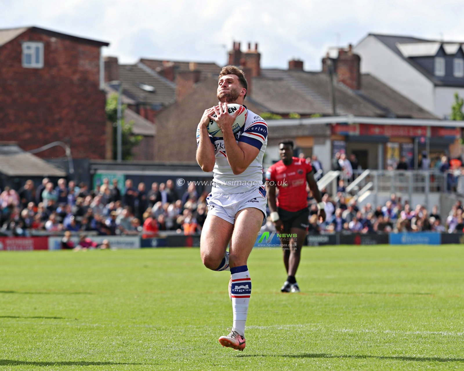 Josh Rourke of Wakefield Trinity collects the ball during the Betfred Super League match Wakefield Trinity vs Salford Red Devils at DIY Kitchens Stadium, Wakefield, United Kingdom, 25th May 2025

(Photo by Sam Eaden/News Images)