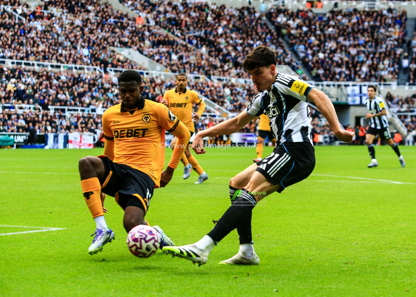 Tino Livramento of Newcastle United has a shot on goal during the Premier League match Newcastle United vs Wolverhampton Wanderers at St. James's Park, Newcastle, United Kingdom, 13th September 2025

(Photo by Richard Bierton/News Images)