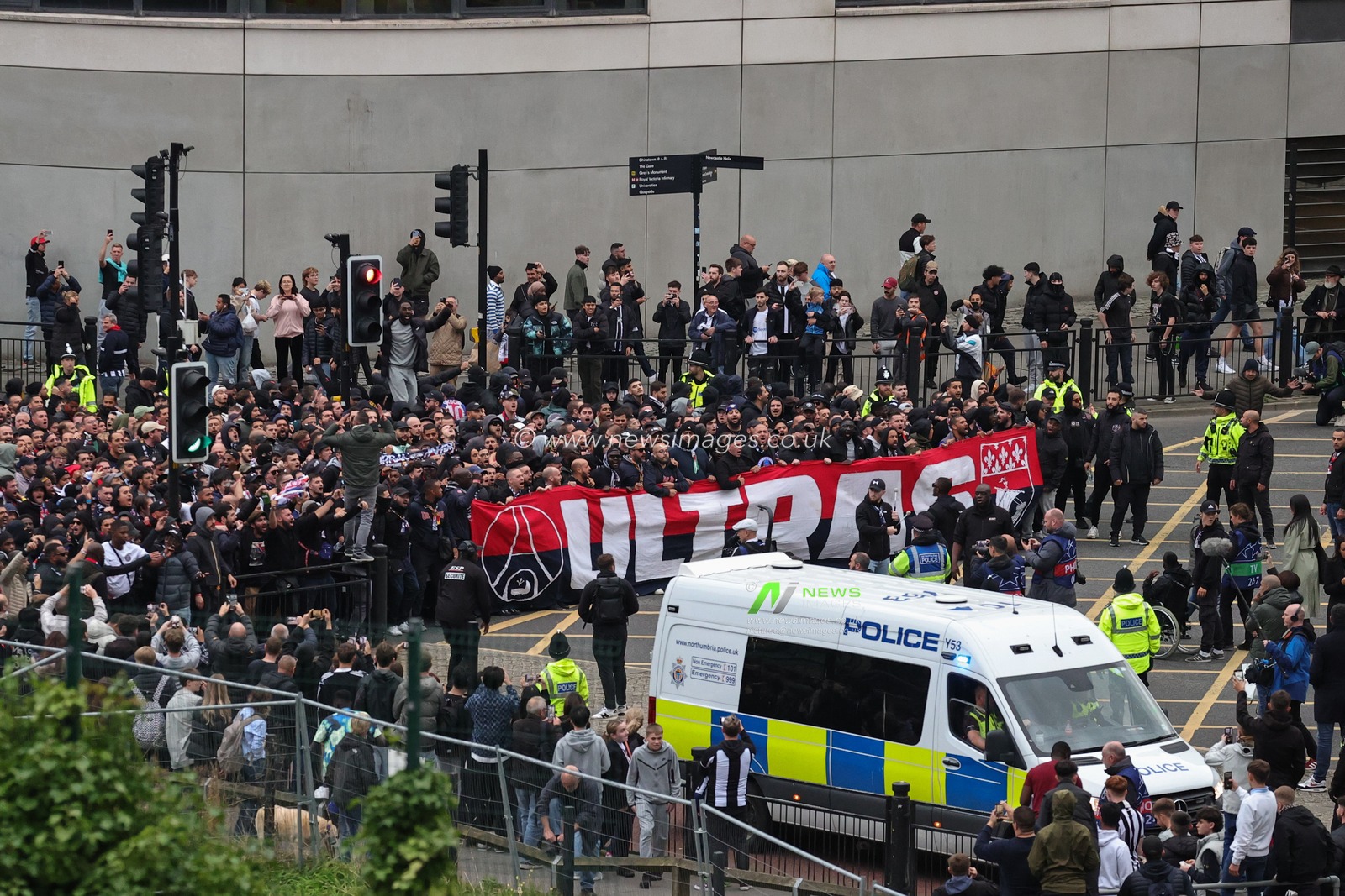 Paris Saint-Germain fans arrive ahead of the UEFA Champions League match Newcastle United vs Paris Saint-Germain at St. James's Park, Newcastle, United Kingdom, 4th October 2023

(Photo by Mark Cosgrove/News Images)