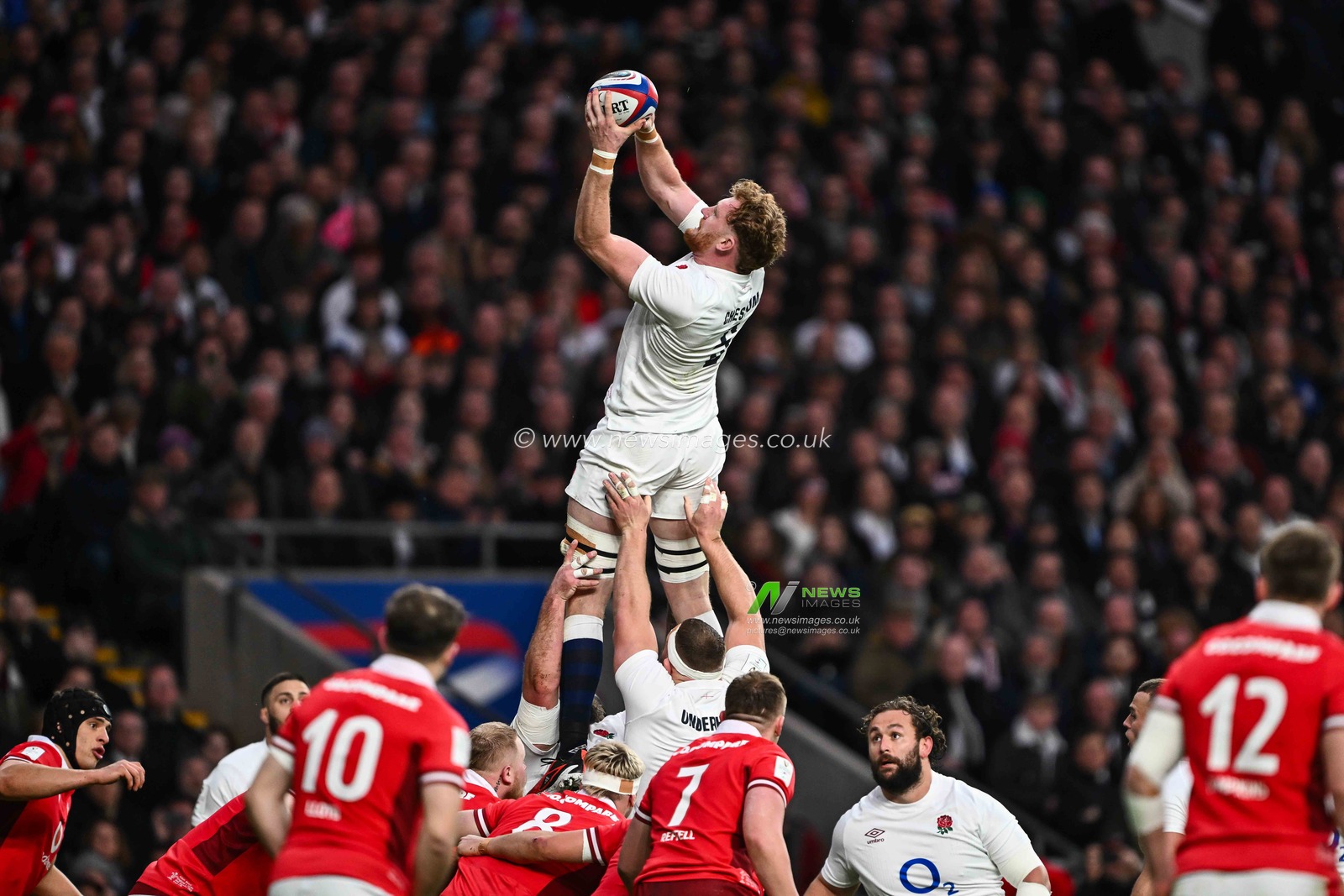 Ollie Chessum of England claims the line out during the 2024 Guinness 6 Nations match England vs Wales at Twickenham Stadium, Twickenham, United Kingdom, 10th February 2024

(Photo by Craig Thomas/News Images)