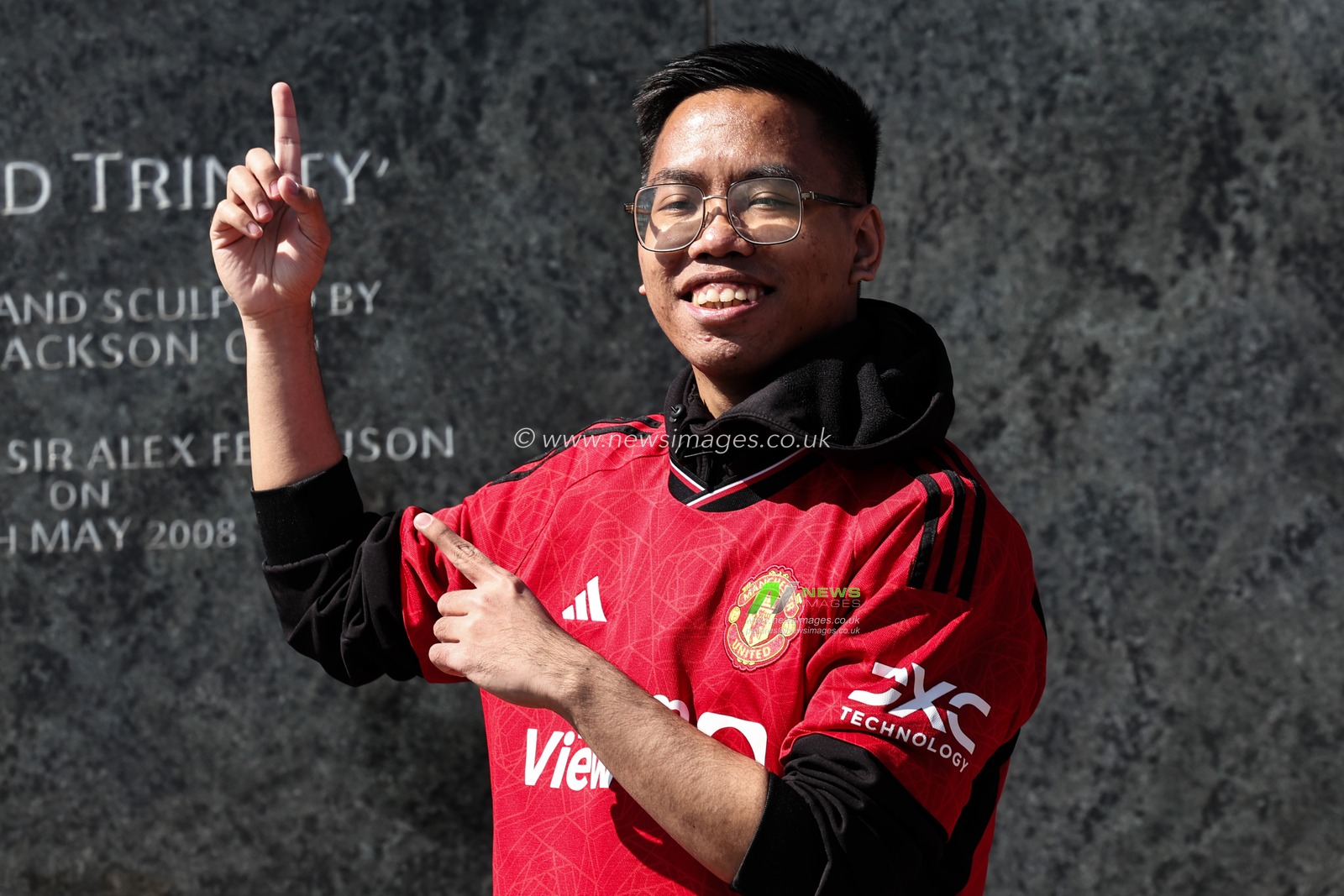 Manchester United fans ahead of the Premier League match Manchester United vs Wolverhampton Wanderers at Old Trafford, Manchester, United Kingdom, 20th April 2025

(Photo by Mark Cosgrove/News Images)