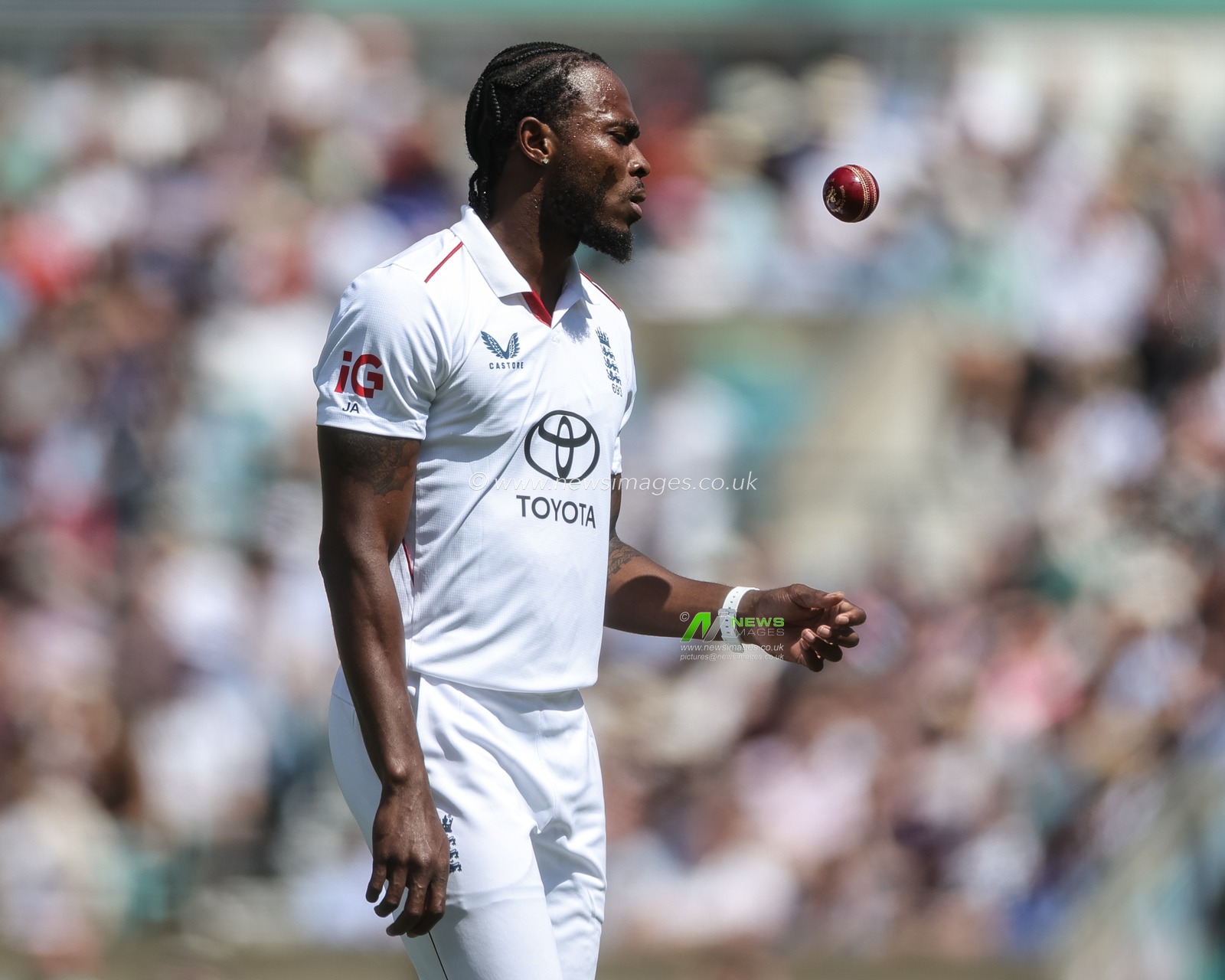 Jofra Archer of England juggles the ball during the 2nd Rothesay Test Match Day 1 match England vs New Zealand at The Kia Oval, London, United Kingdom on 17 June 2026

(Photo by Mark Cosgrove/News Images)