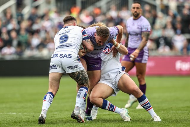 Ben Currie of Warrington Wolves is tackled during the Betfred Super League Round 11 match Wakefield Trinity vs Warrington Wolves at DIY Kitchens Stadium, Wakefield, United Kingdom, 18th May 2025

(Photo by Alfie Cosgrove/News Images)