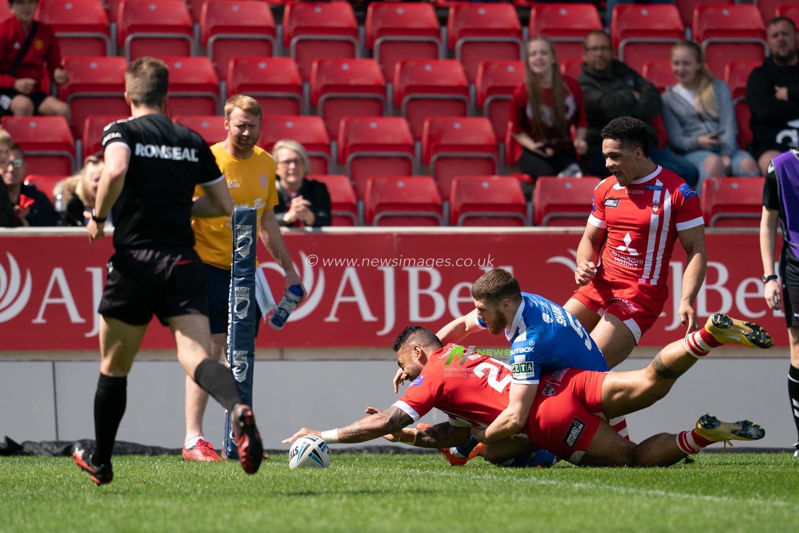 Salford Red Devils's Krisnan Inu scores his sides first try


11th May 2019 , AJ Bell Stadium, Eccles, England; Coral Challenge Cup 2019, Round 6, Salford Red Devils vs Hull KR ;


Credit: Terry Donnelly/News Images
