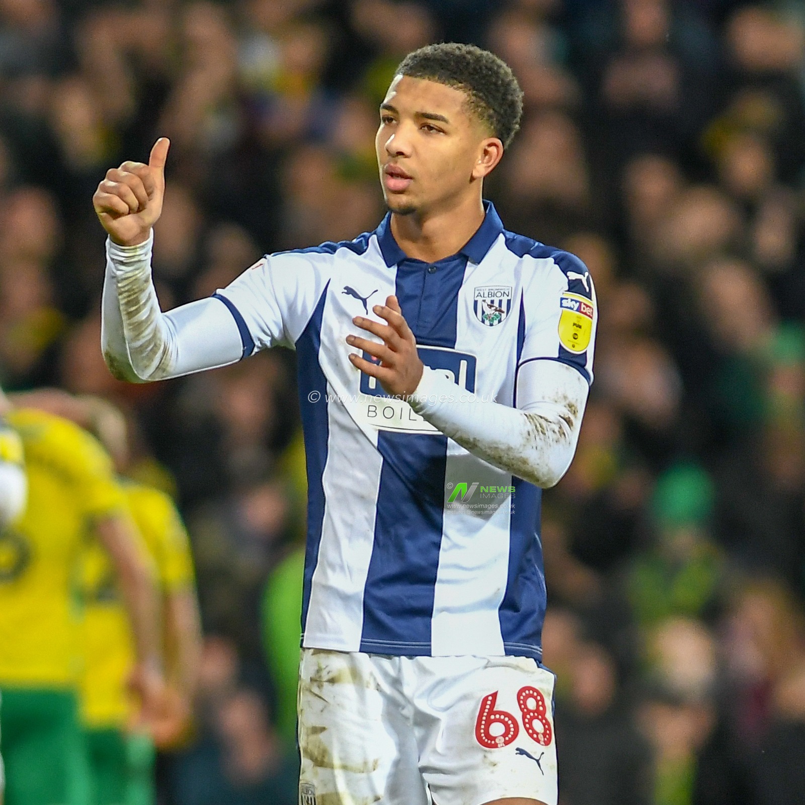 12th January, The Hawthorns, West Bromwich, England; Sky Bet Championship, West Bromwich Albion vs Norwich City ; Mason Holgate (68) of West Bromwich Albion thanks the supporters after the final whistle.


Credit: Gareth Dalley/News Images

English Football League images are subject to DataCo Licence
