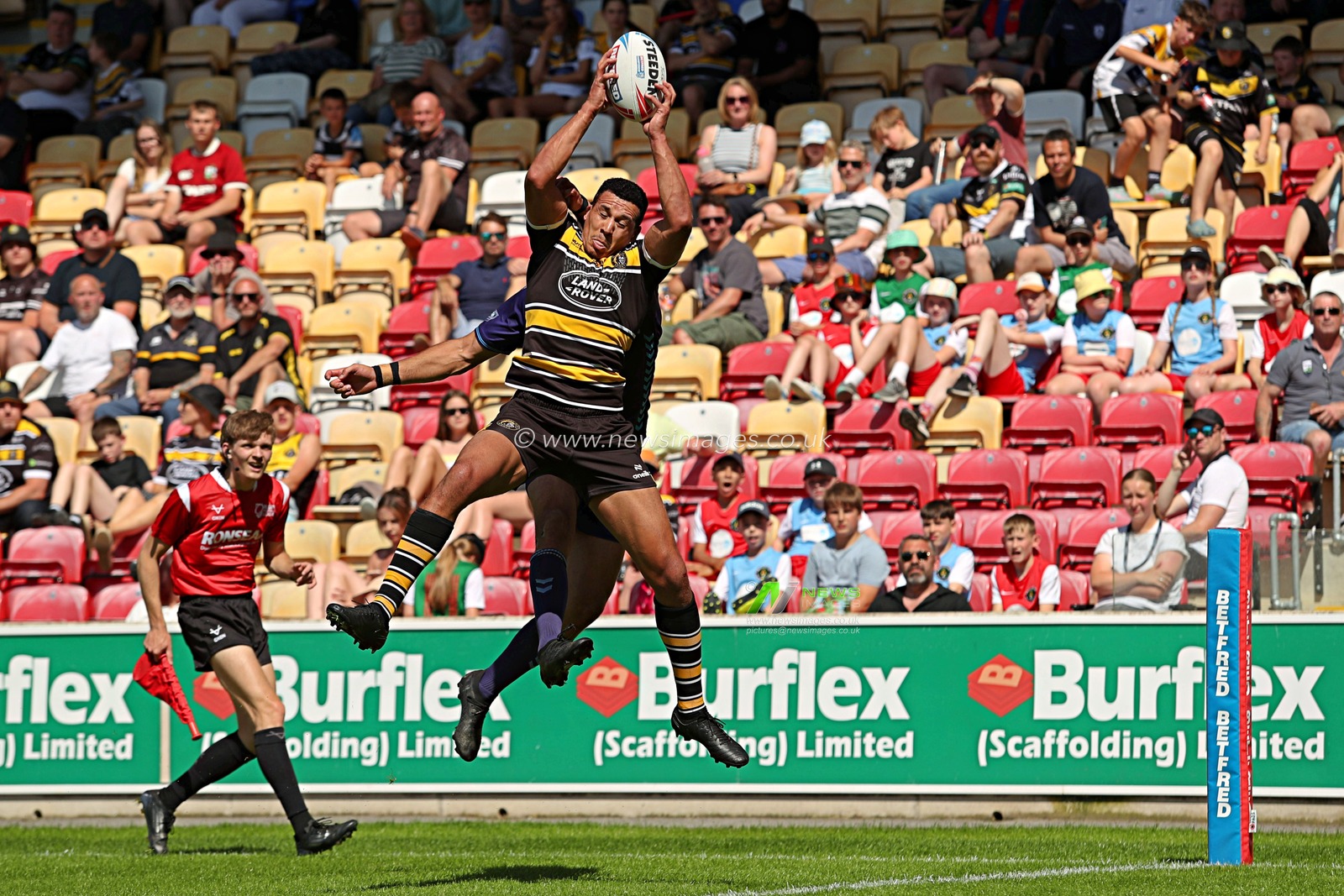 Ben Jones-Bishop of York Knights RLFC catches a kick during the Betfred Championship match York City Knights vs Featherstone Rovers at LNER Community Stadium, York, United Kingdom, 29th June 2025(Photo by Sam Eaden/News Images)