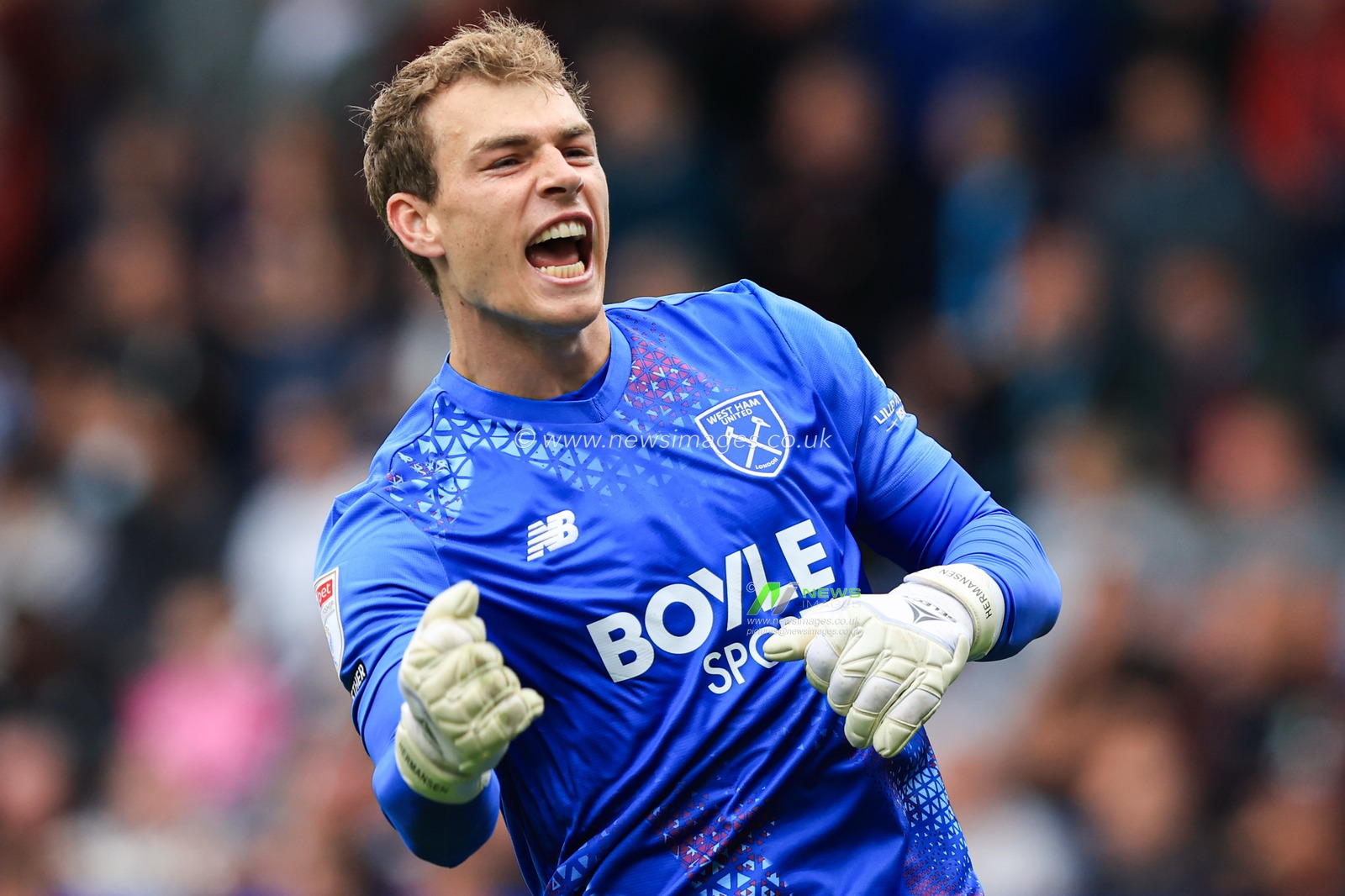 West Ham United goalkeeper Mads Hermansen celebrates Manor Solomon of West Ham United goal to make it 0-2 during the Sky Bet Championship match Burnley vs West Ham United at Turf Moor, Burnley, United Kingdom on 16 August 2026

(Photo by Jorge Horsted/News Images)