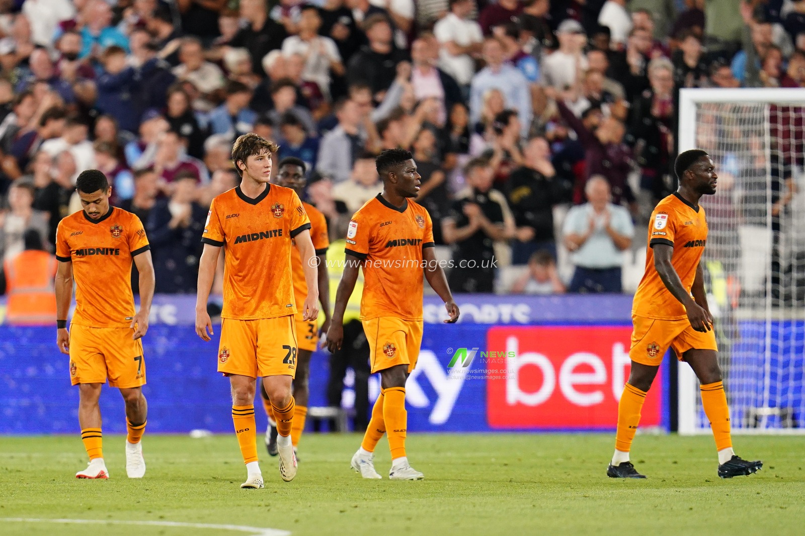 Wolverhampton players look on as West Ham take 2-0 lead during the Sky Bet Championship match West Ham United vs Wolverhampton Wanderers at London Stadium, London, United Kingdom on 01 September 2026

(Photo by Harvey Murphy/News Images)
