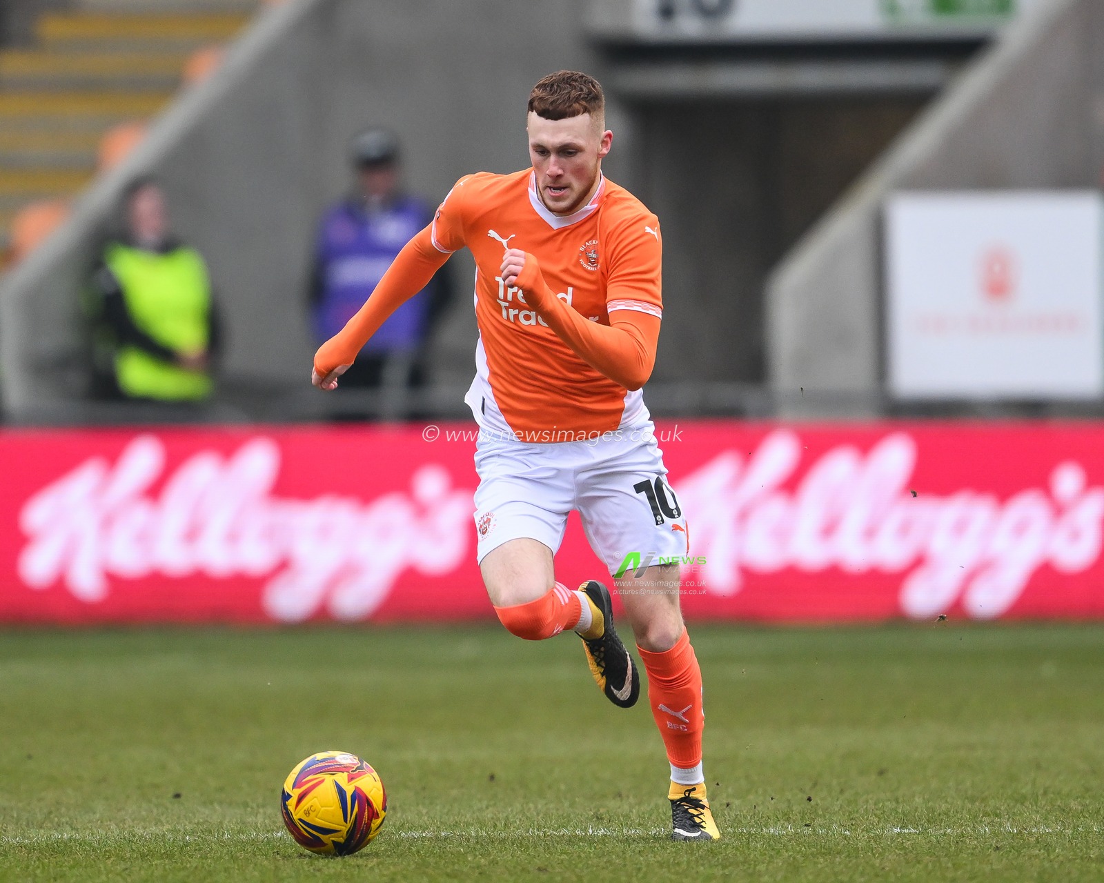 Sonny Carey of Blackpool makes a break with the ball during the Sky Bet League 1 match Blackpool vs Huddersfield Town at Bloomfield Road, Blackpool, United Kingdom, 18th January 2025

(Photo by Craig Thomas/News Images)