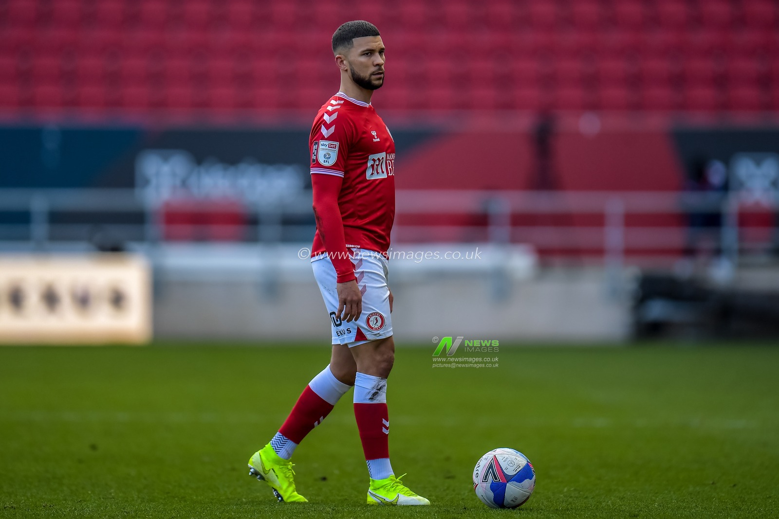 Nahki Wells #21 of Bristol City with the ball