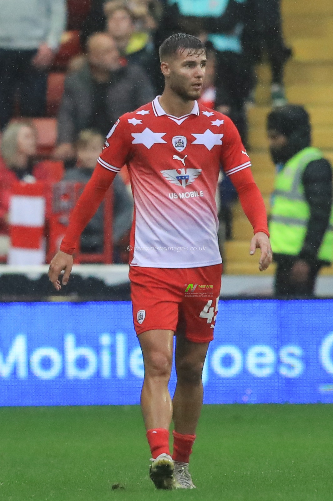John McAtee #45 of Barnsley during the Sky Bet League 1 match Barnsley vs Blackpool at Oakwell, Barnsley, United Kingdom, 30th September 2023

(Photo by Alfie Cosgrove/News Images)