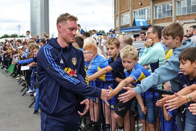 Sean Longstaff of Leeds United is greeted by the Leeds fans during the Pre-season friendly match Leeds United vs Villarreal at Elland Road, Leeds, United Kingdom, 2nd August 2025

(Photo by Mark Cosgrove/News Images)