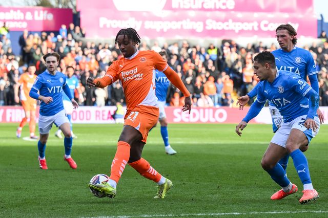 Niall Ennis of Blackpoolmakes a break with the ball during the Sky Bet League 1 match Stockport County vs Blackpool at Edgeley Park Stadium, Stockport, United Kingdom, 1st March 2025

(Photo by Craig Thomas/News Images)