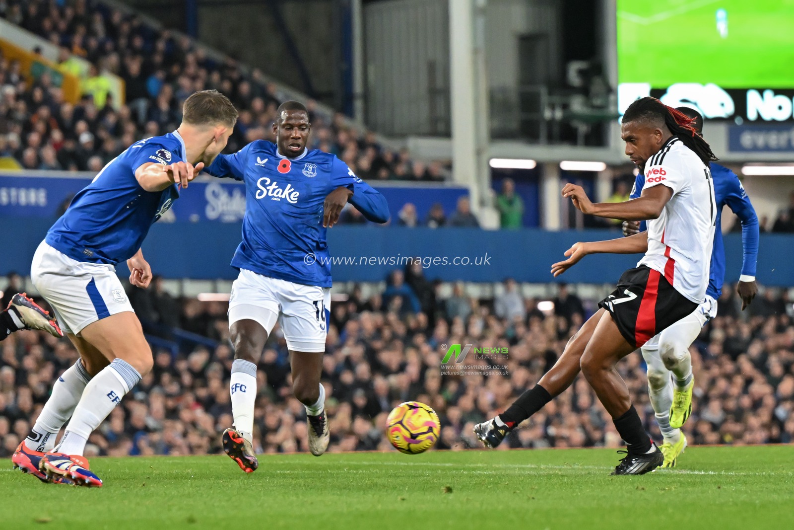 Alex Iwobi of Fulham scores a goal to make it 0-1 Fulham during the Premier League match Everton vs Fulham at Goodison Park, Liverpool, United Kingdom, 26th October 2024

(Photo by Cody Froggatt/News Images)